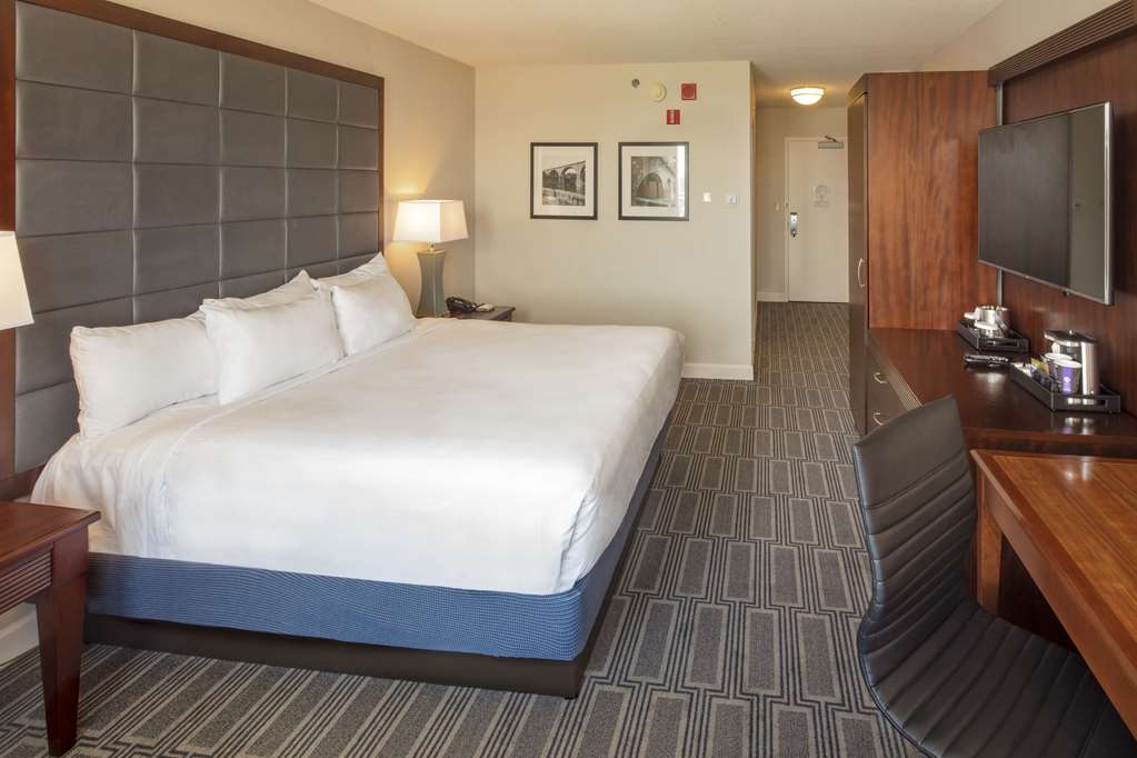 Hilton Philadelphia at Penn's Landing - Tap to explore photos