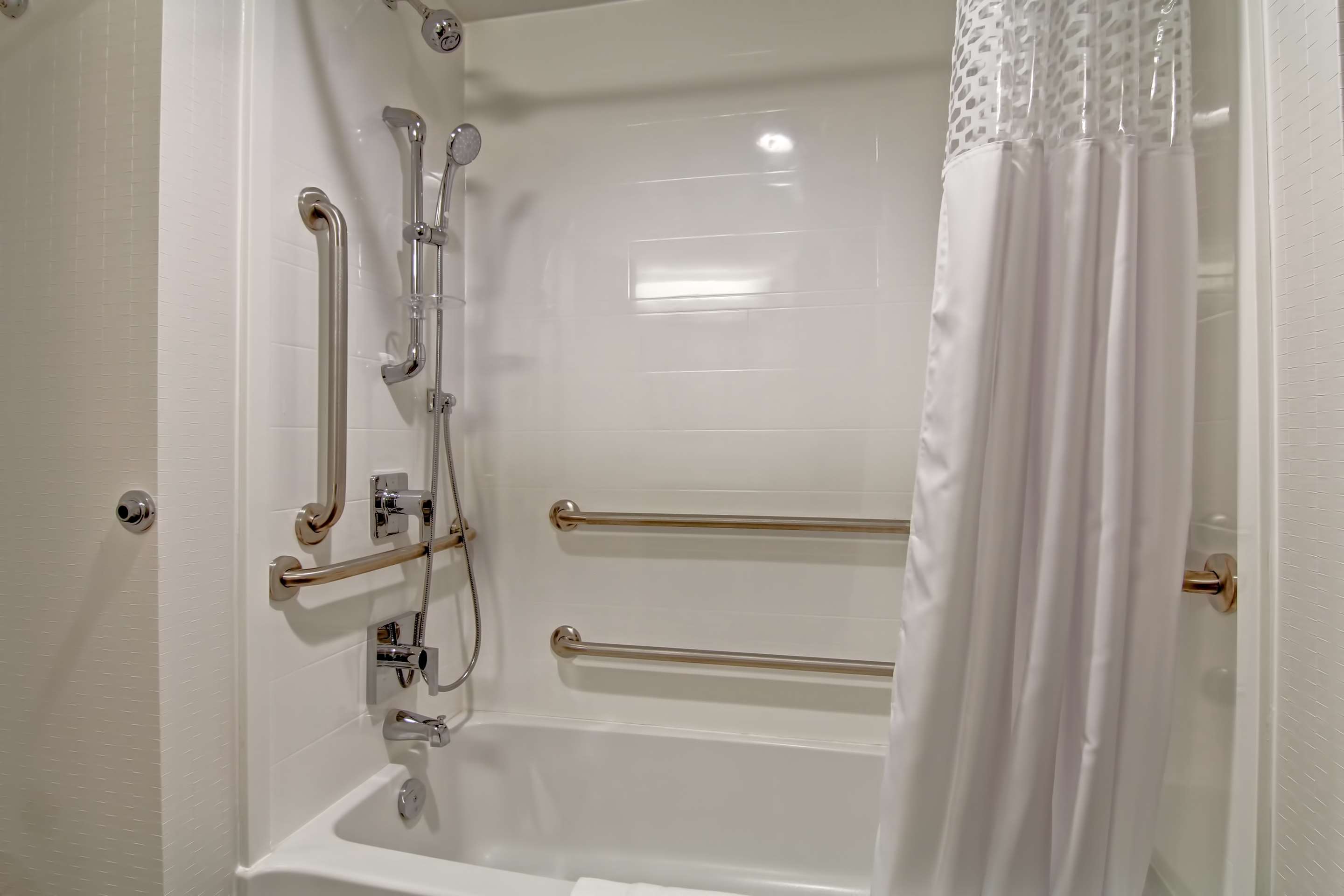 Guest room bath