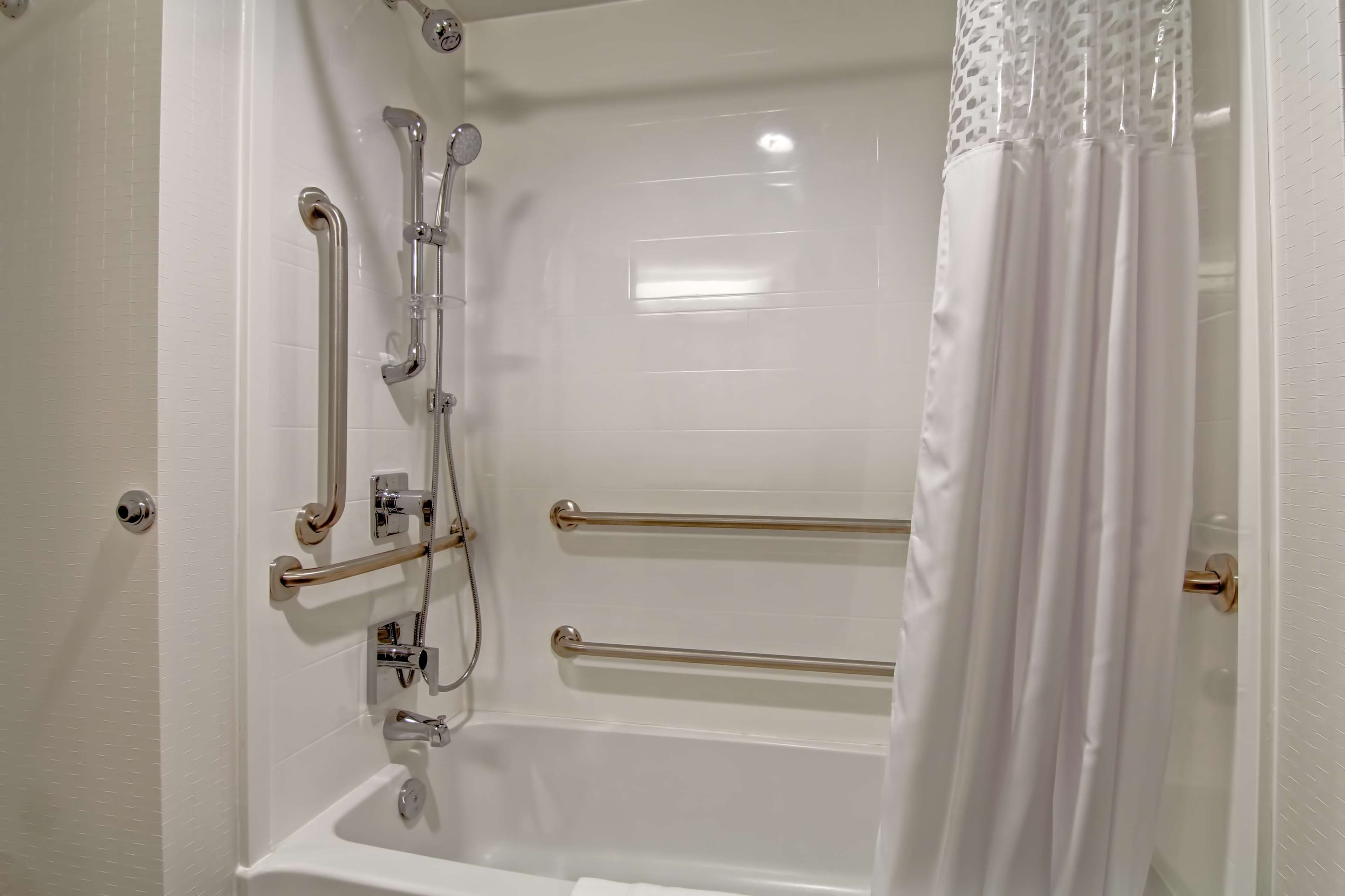 Hampton Inn & Suites by Hilton Saskatoon Airport Room Type - 2 QNS ACCESSIBLE W TUB NS