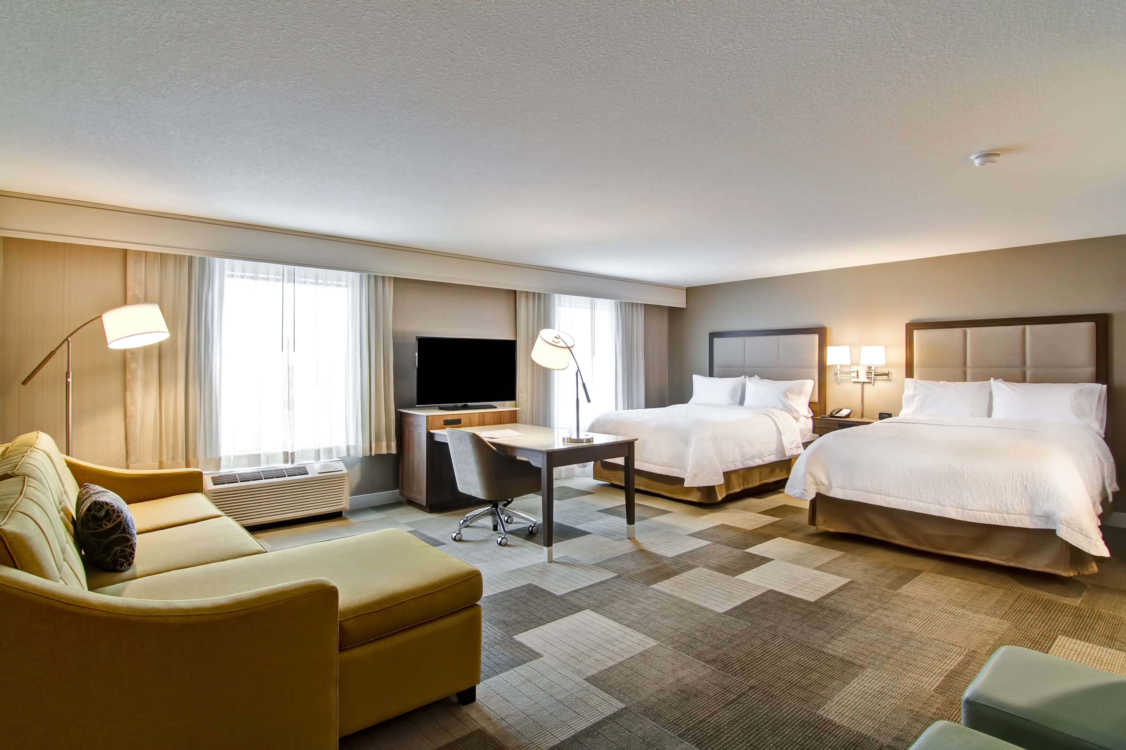 Hampton Inn & Suites by Hilton Saskatoon Airport Room Type - 2QN STDO MIC FRIDG WTBR NS