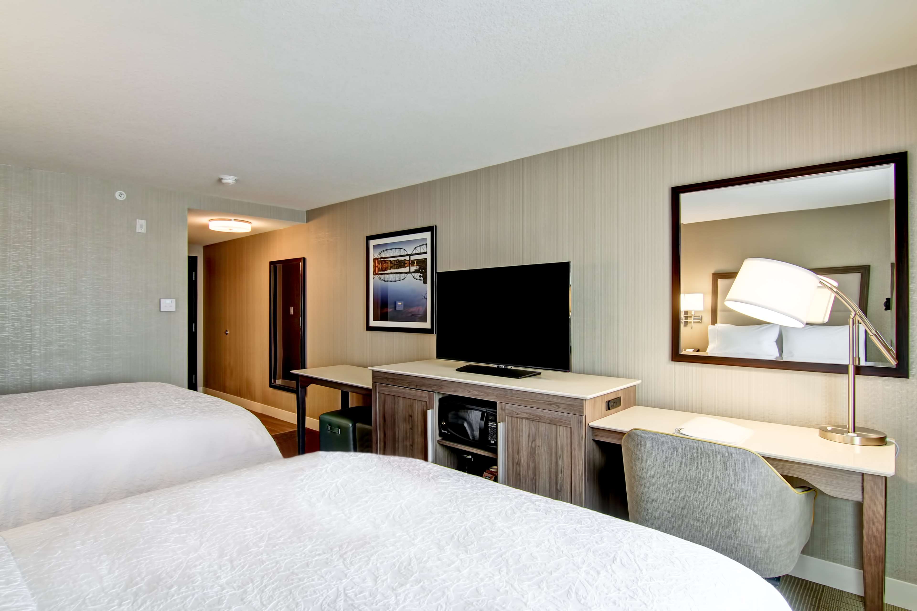 Hampton Inn & Suites by Hilton Saskatoon Airport Room Type - 2 QNS MICROWV FRIDGE NS