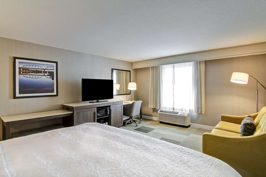 Hampton Inn & Suites by Hilton Saskatoon Airport Room Type - 1 KING SFBD MIC FRG NS