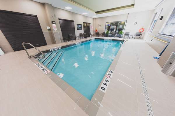 Pool - Hampton Inn & Suites Bolton