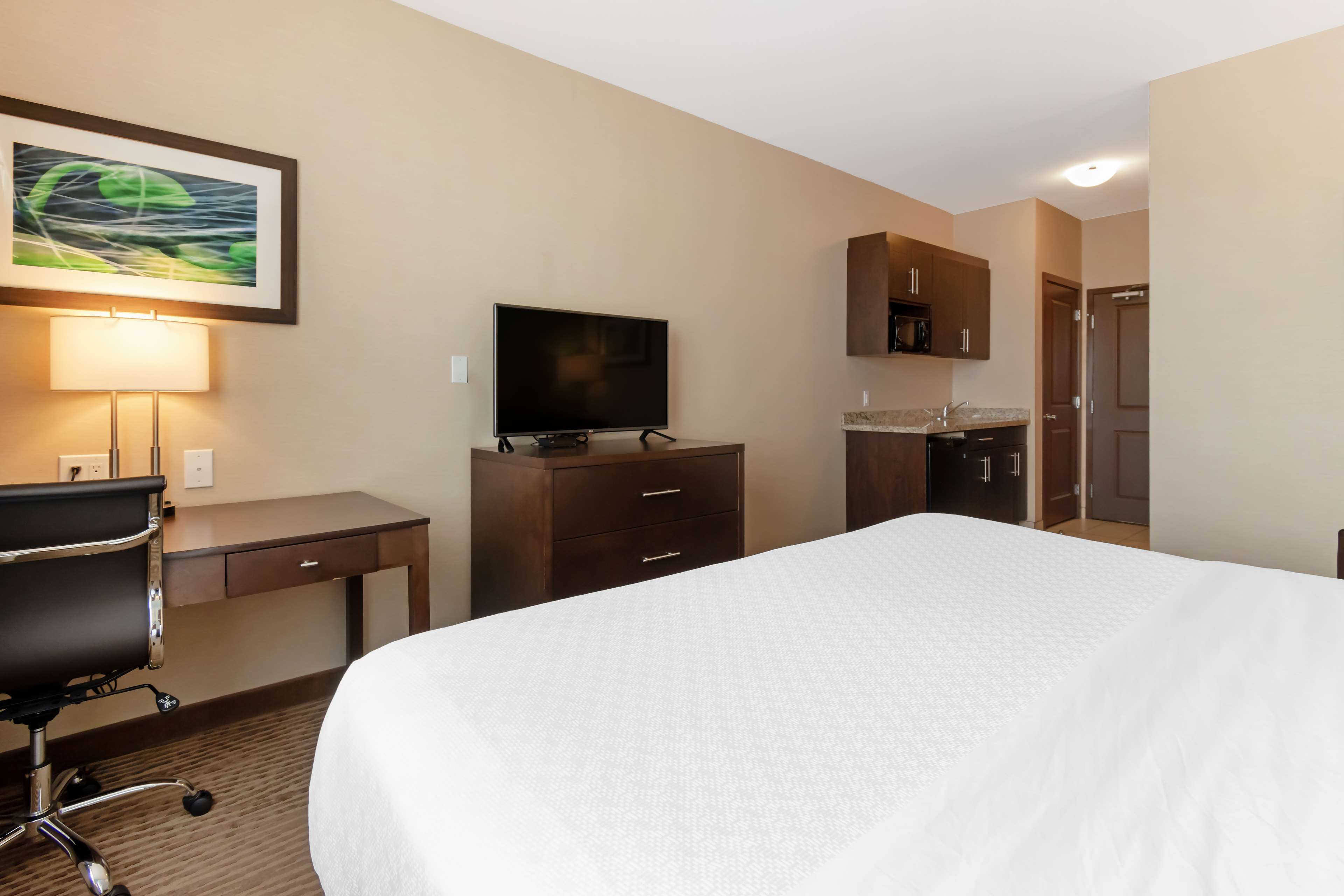 Best Western Plus Moosomin Hotel Room Type - 1 King Bed, Non-Smoking, Sofabed, Microwave And Refrigerator, Wi-Fi, Full Breakfast