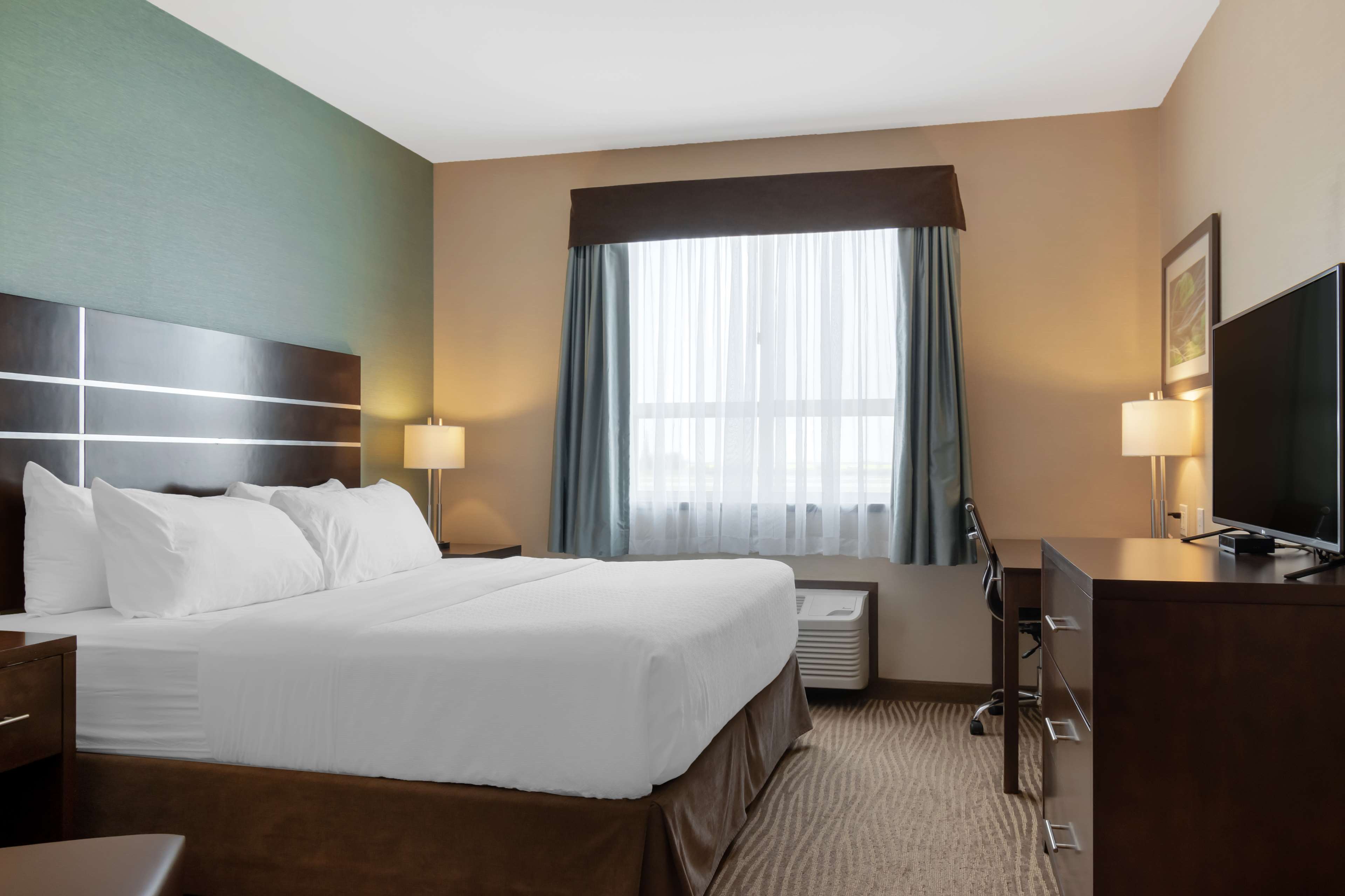 Best Western Plus Moosomin Hotel Room Type - 1 King Bed, Non-Smoking, Whirlpool, Kitchenette, Microwave And Refrigerator, Wi-Fi, Full Breakfast Best Western Plus Moosomin Hotel Room Type - 1 King Bed, Non-Smoking, Whirlpool, Kitchenette, Microwave And Refrigerator, Wi-Fi, Full Breakfast