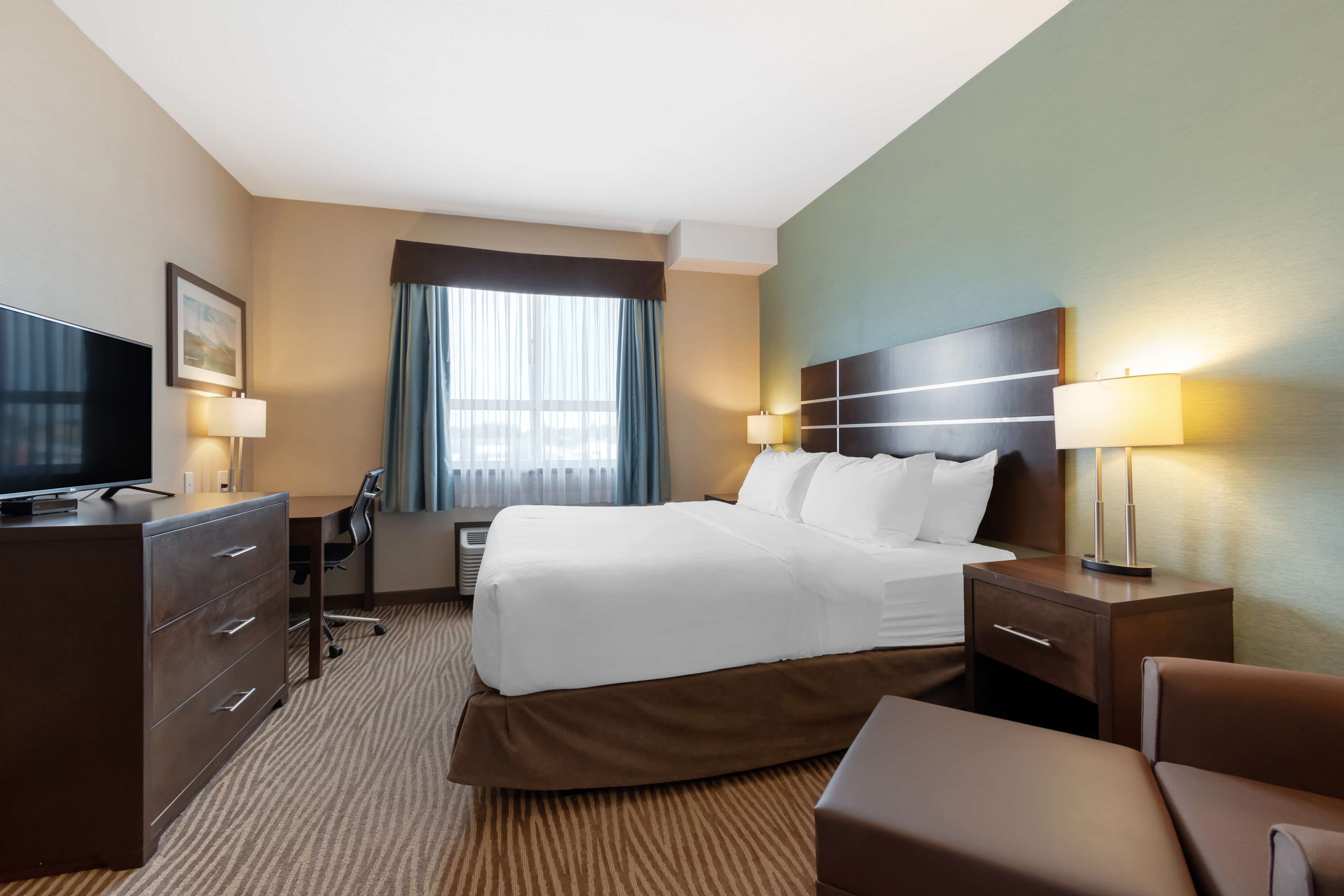 Best Western Plus Moosomin Hotel Room Type - Accessible - 1 King, Mobility Accessible, Walk In Shower, Microwave And Refrigerator, Wi-Fi, Non-Smo Best Western Plus Moosomin Hotel Room Type - Accessible - 1 King, Mobility Accessible, Walk In Shower, Microwave And Refrigerator, Wi-Fi, Non-Smo