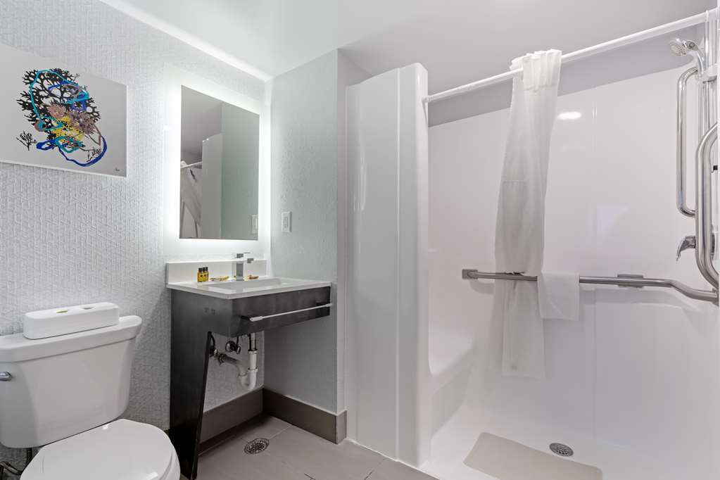 Best Western Plus Daytona Inn Seabreeze Oceanfront-guestroom-Guest Room,Bathroom,On-Site.jpg