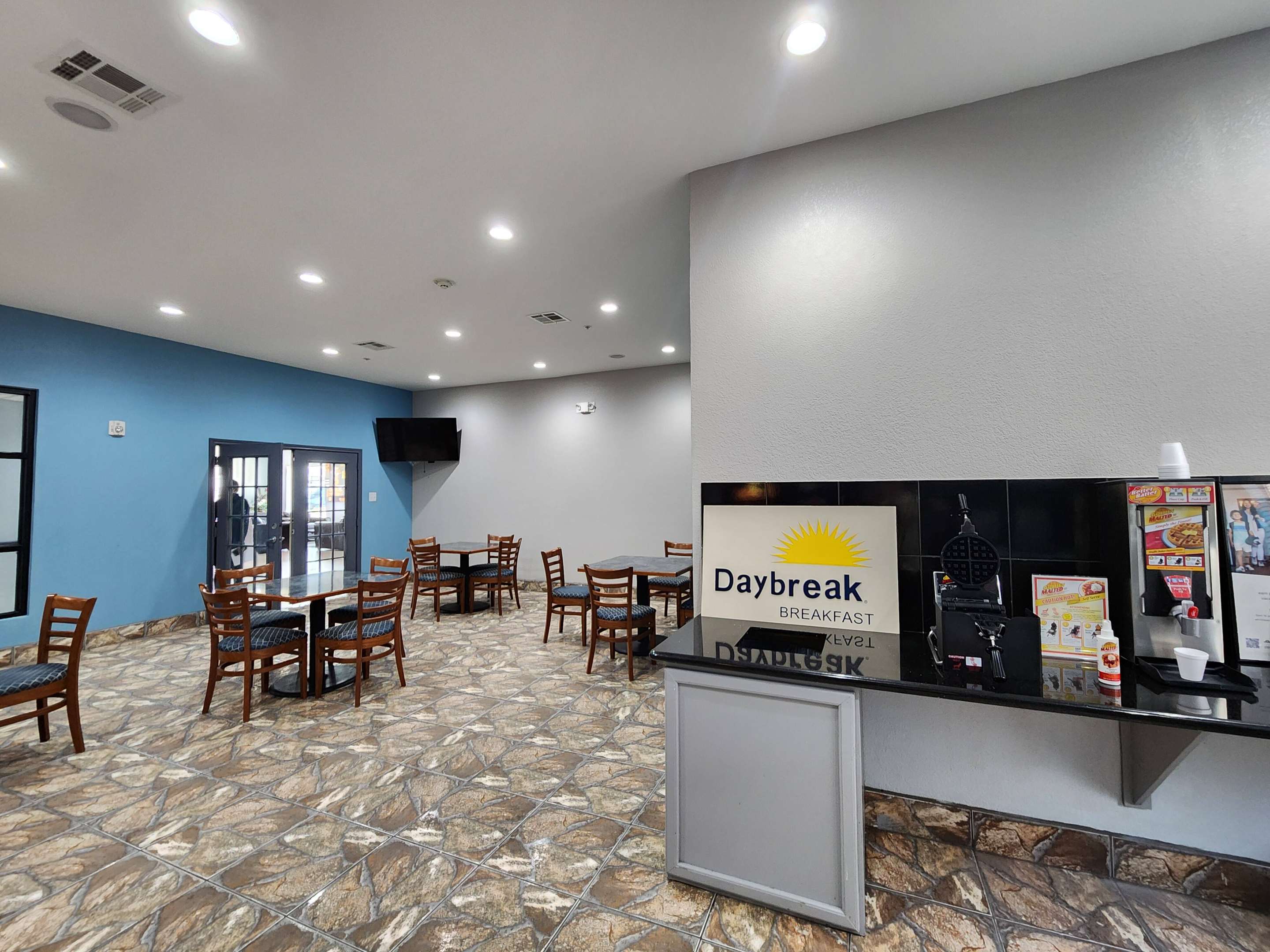 Breakfast Area | Days Inn by Wyndham Kemah