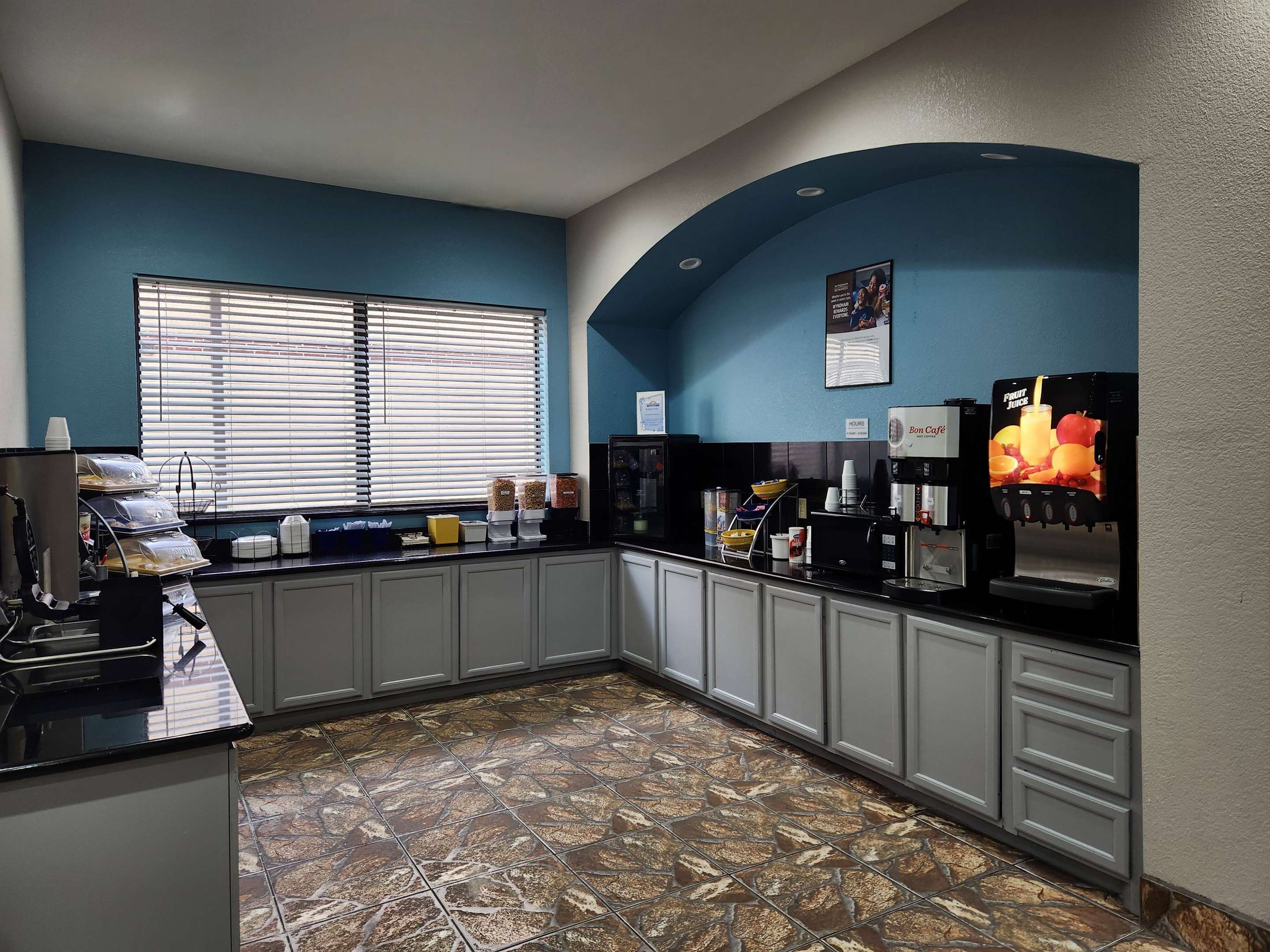 Breakfast Area | Days Inn by Wyndham Kemah