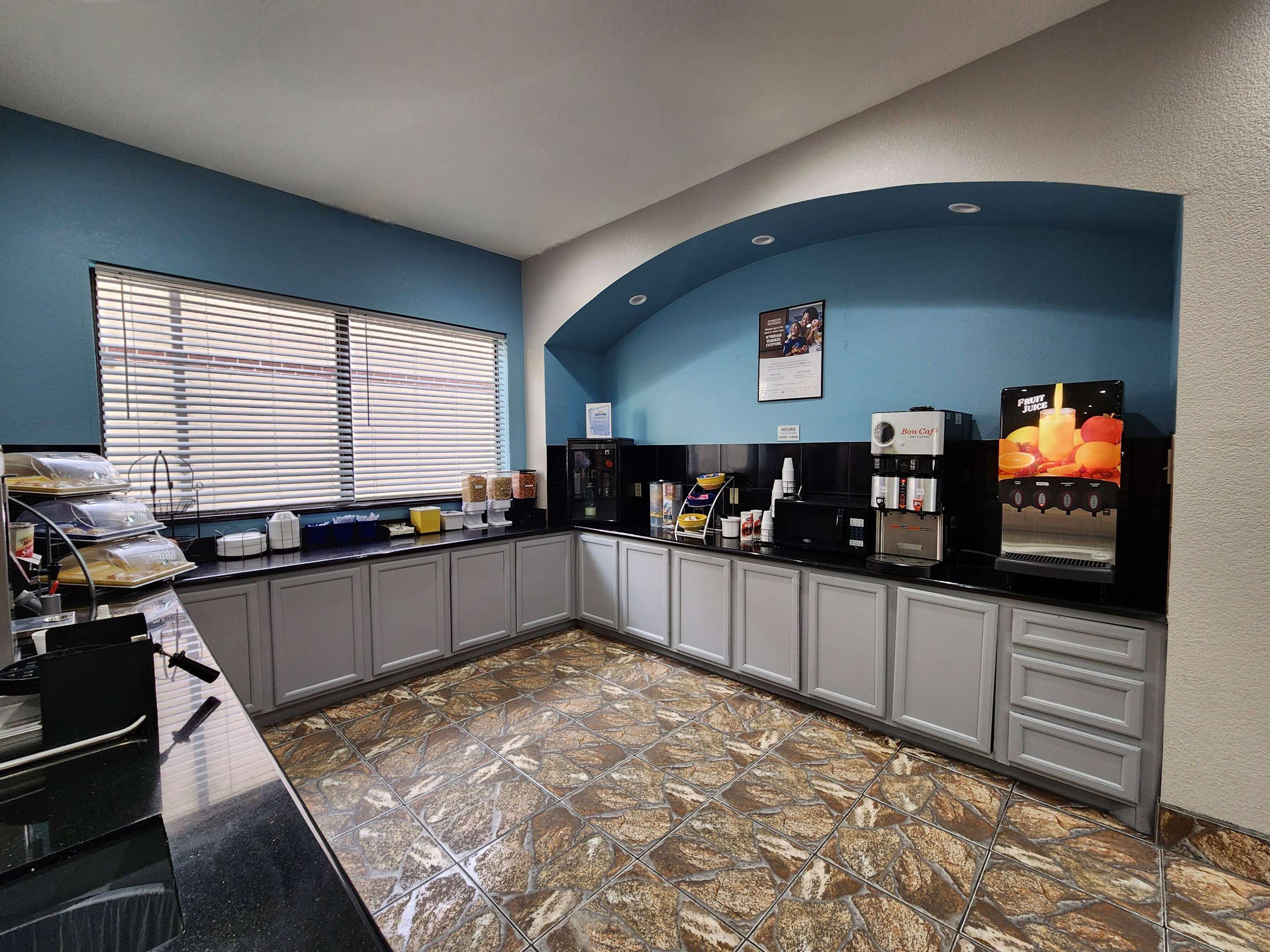 Breakfast Area | Days Inn by Wyndham Kemah