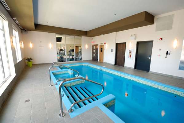 Pool - Imperia Hotel Suites Terrebonne