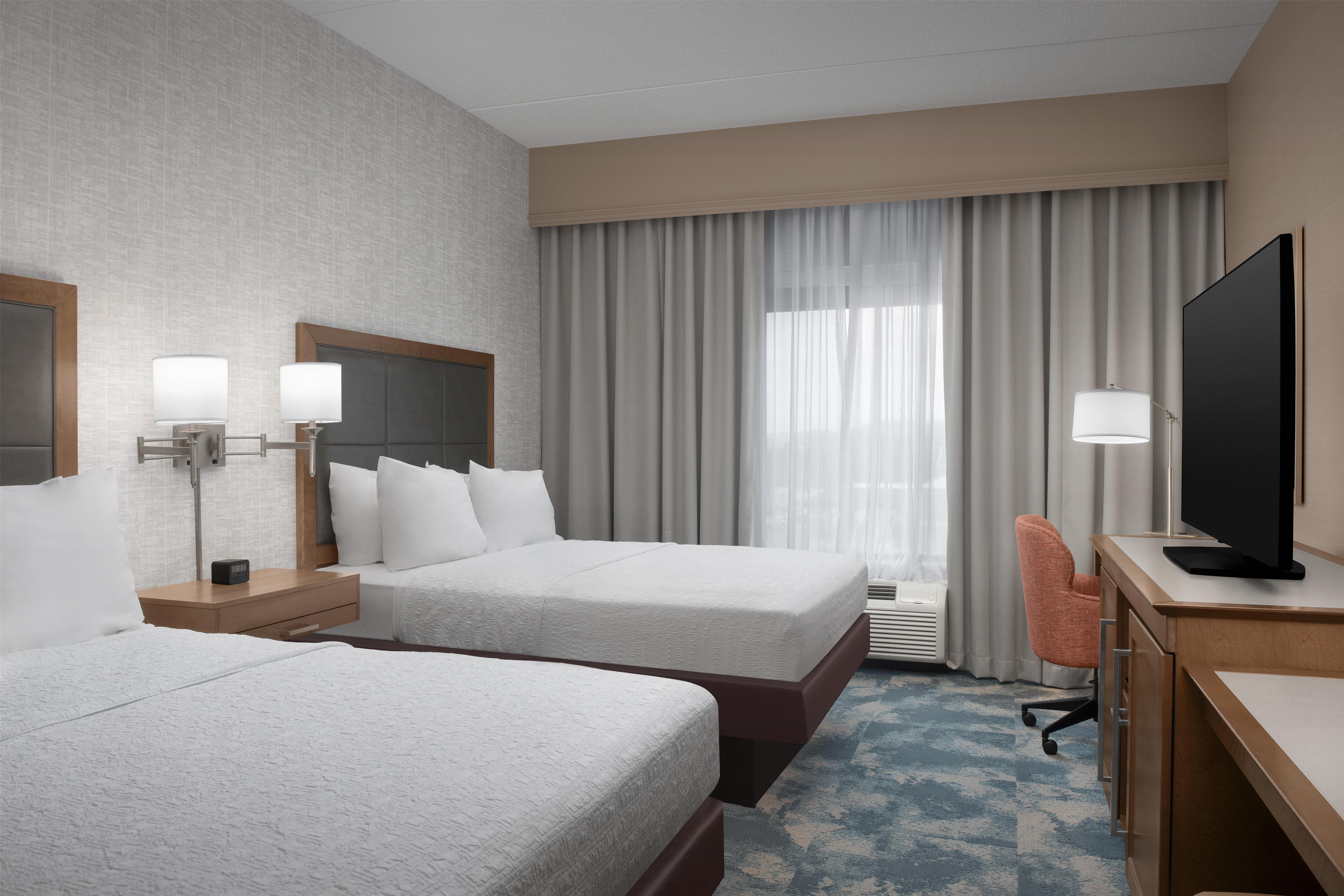 Hampton Inn & Suites Baltimore North/Timonium, MD Room Type - 2 QUEENS W FRIDGE NOSMOK