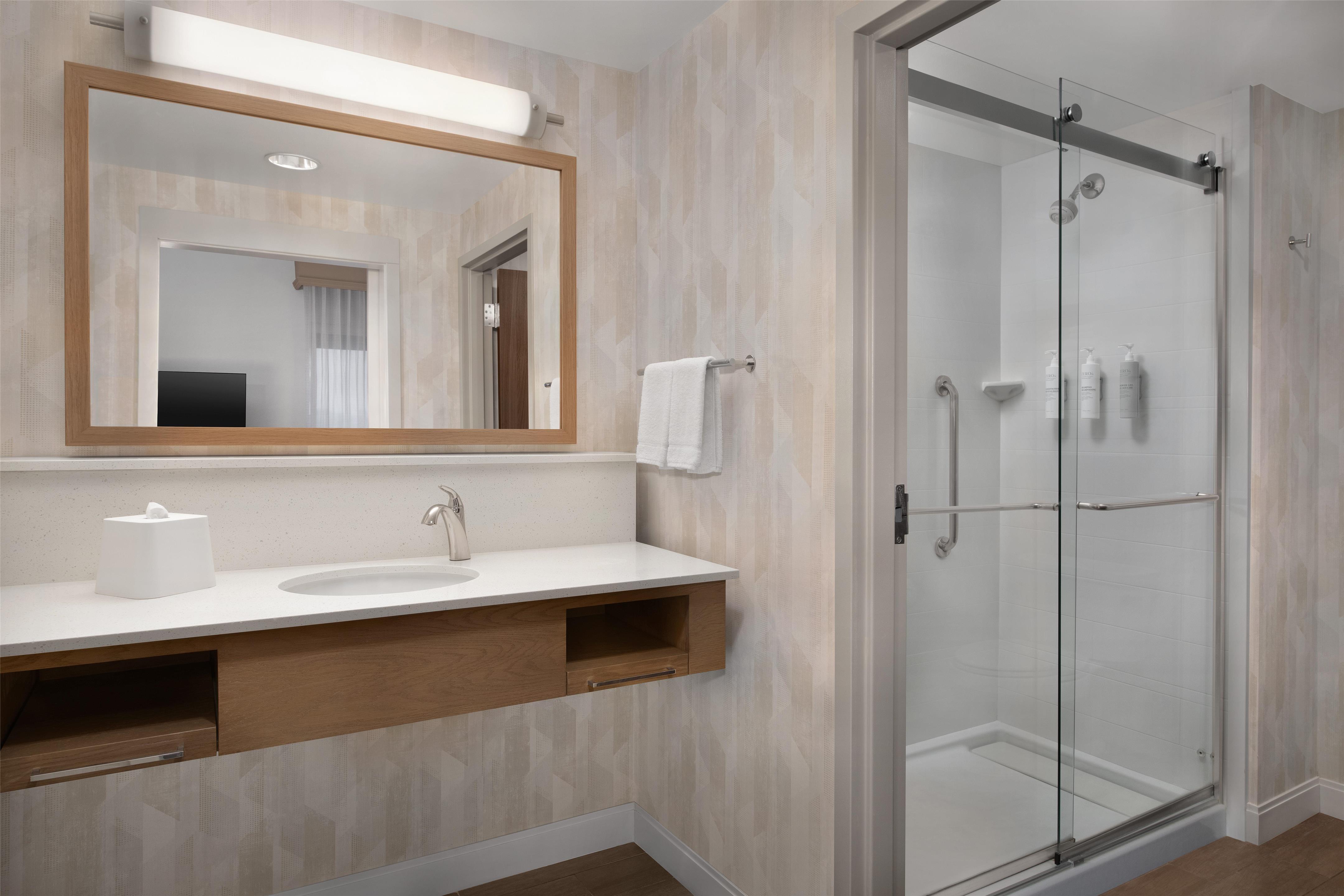 Guest room bath