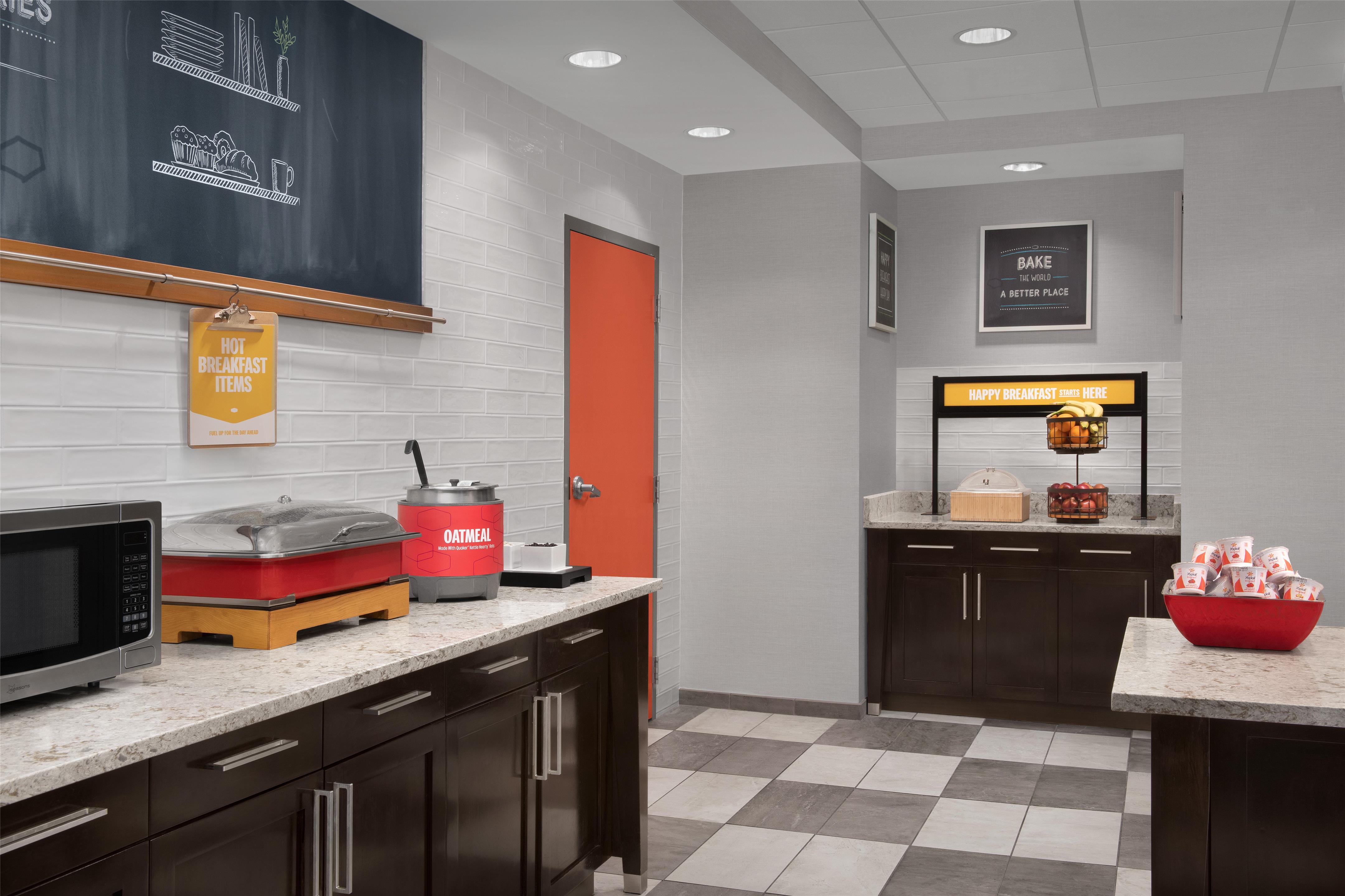 Breakfast Area | Hampton Inn & Suites Baltimore North/Timonium