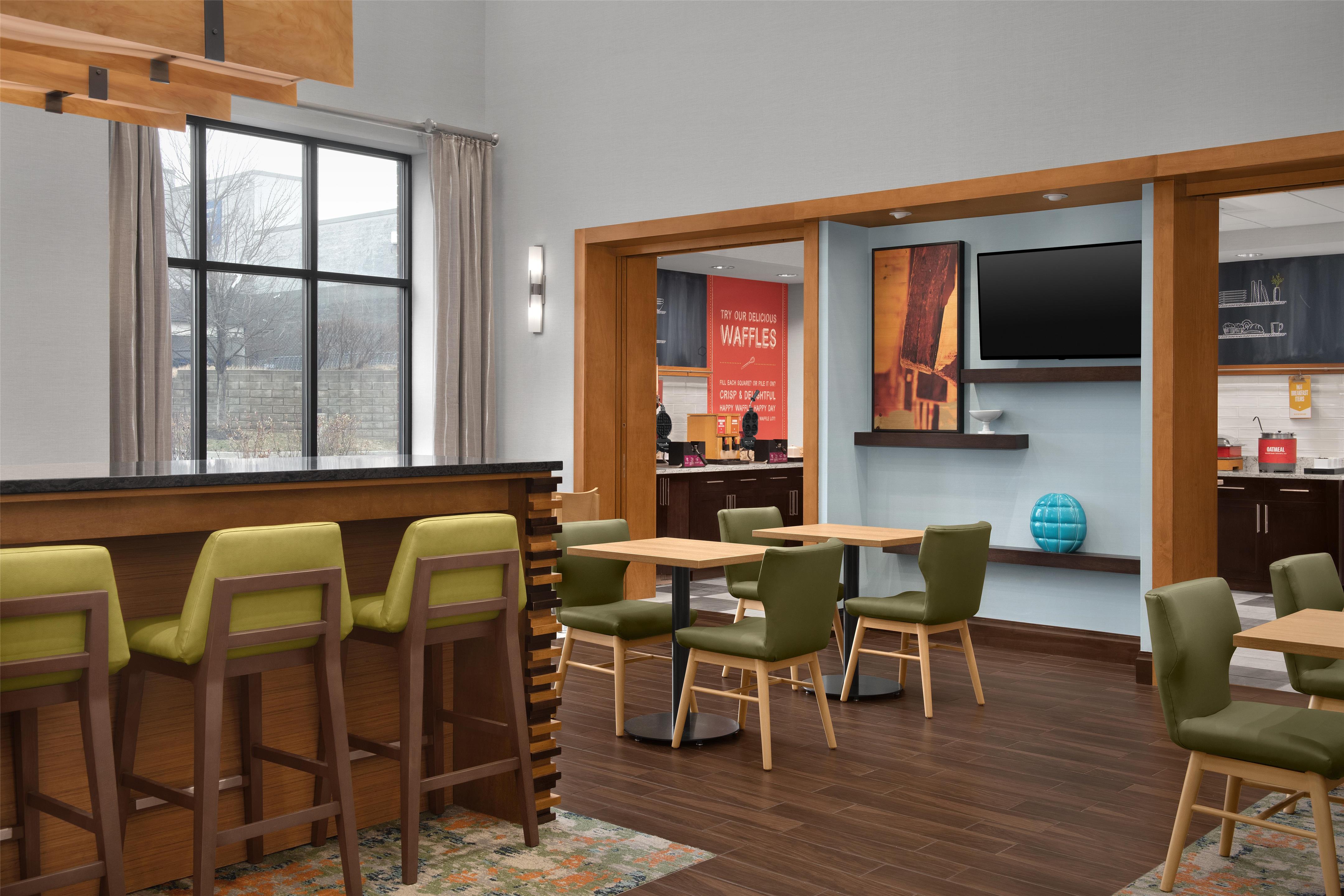 Breakfast Area | Hampton Inn & Suites Baltimore North/Timonium