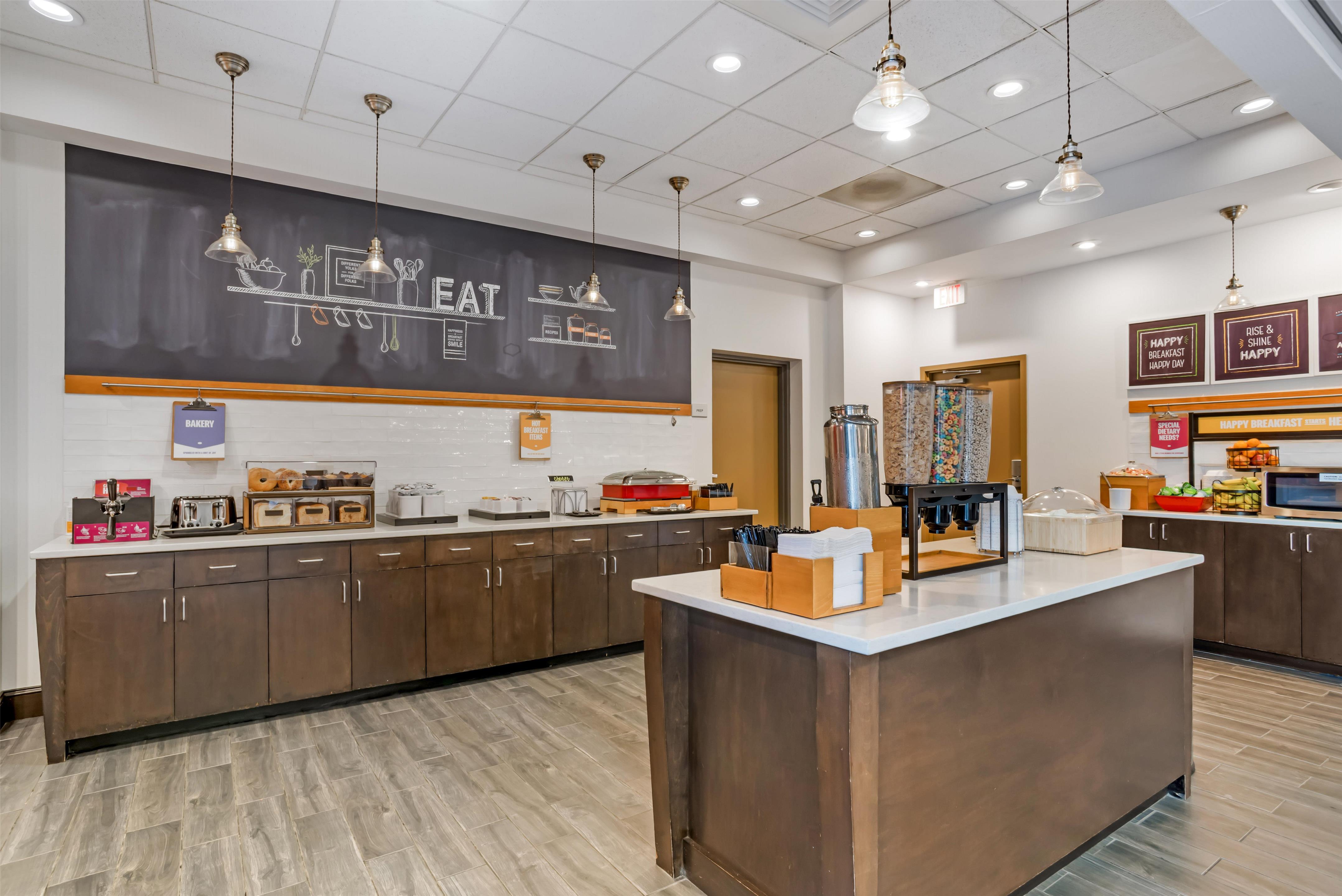 Breakfast Area | Hampton Inn & Suites Fort Mill