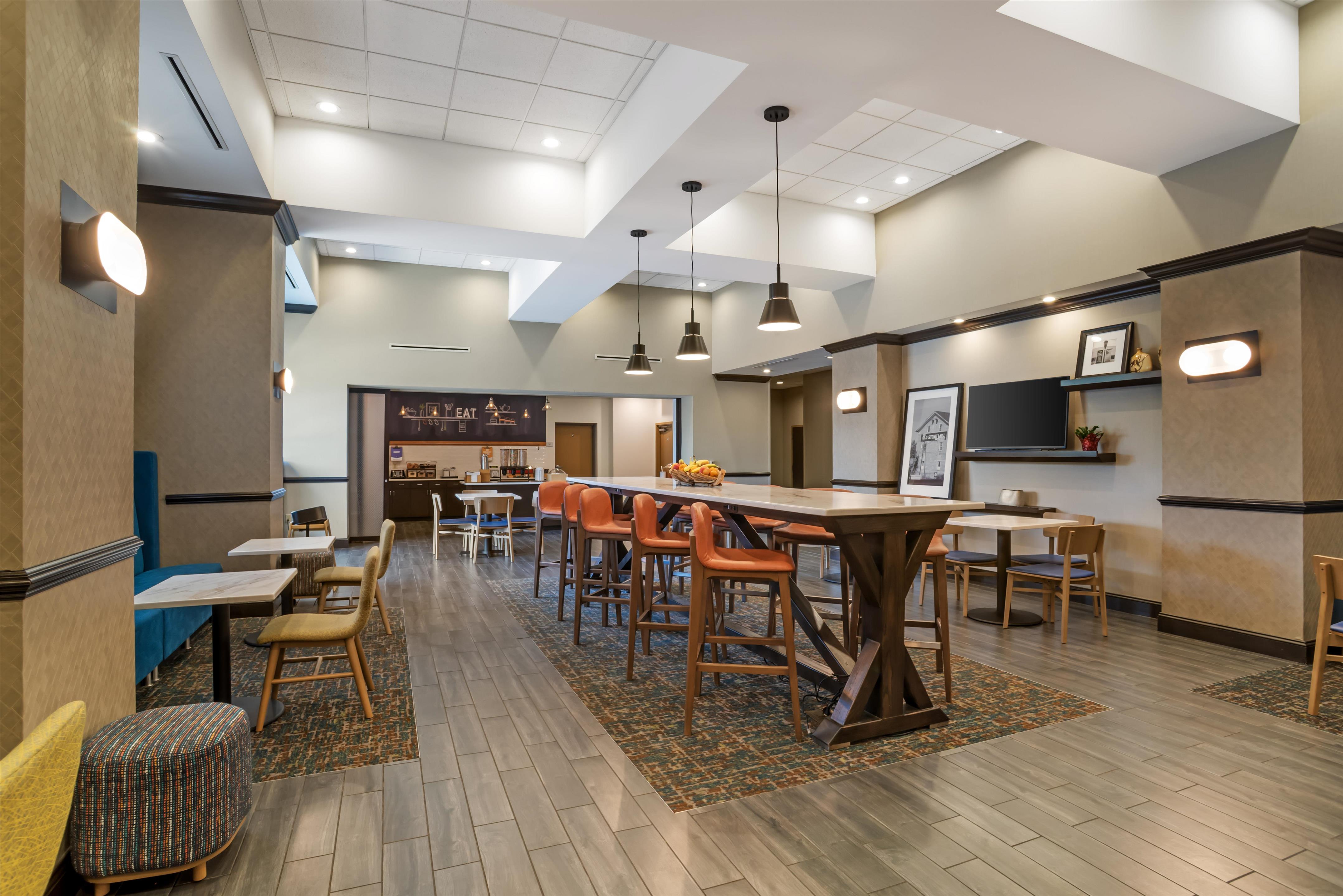 Breakfast Area | Hampton Inn & Suites Fort Mill