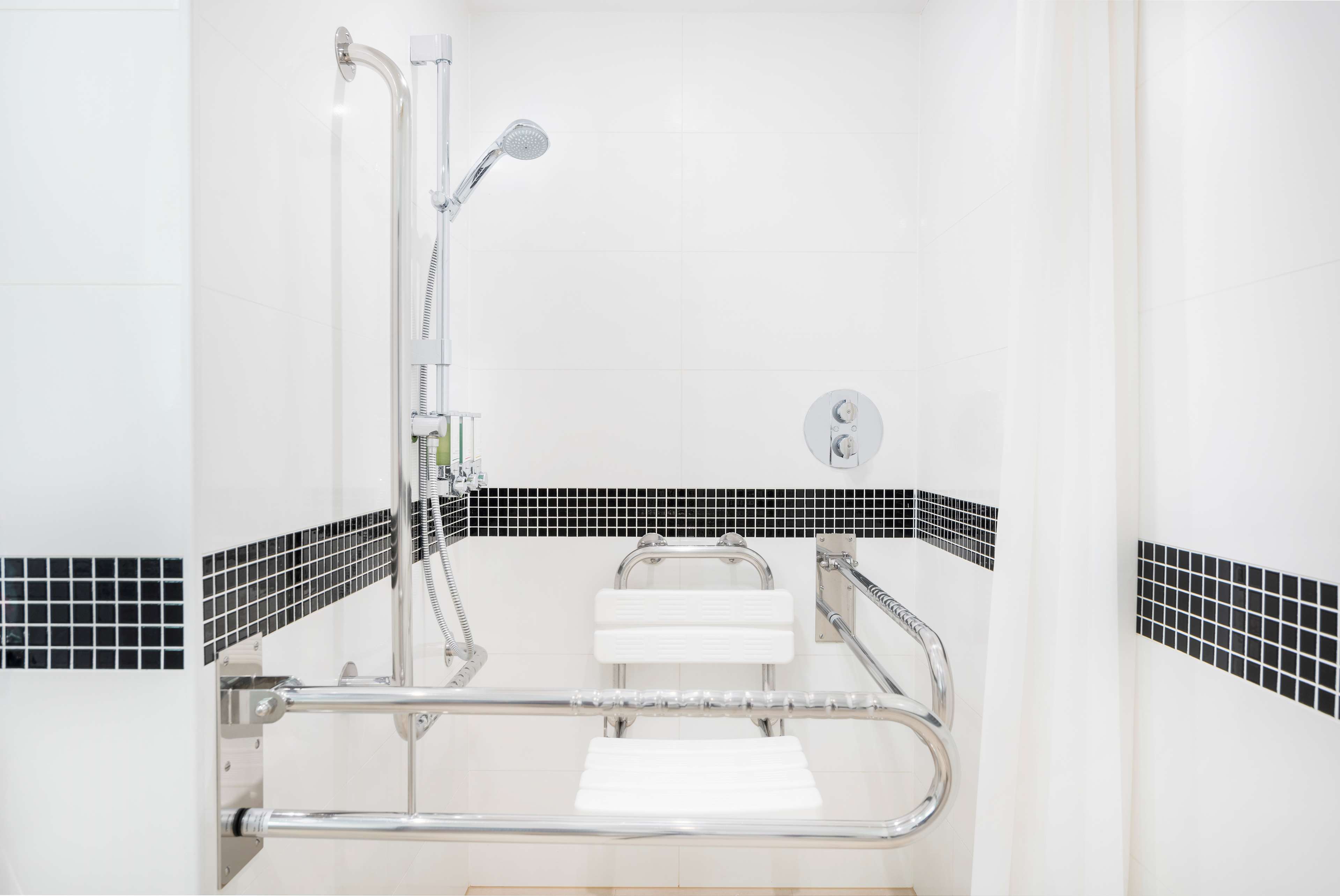 Hampton by Hilton Krakow Room Type - QUEEN ACCESSIBLE ROOM NS