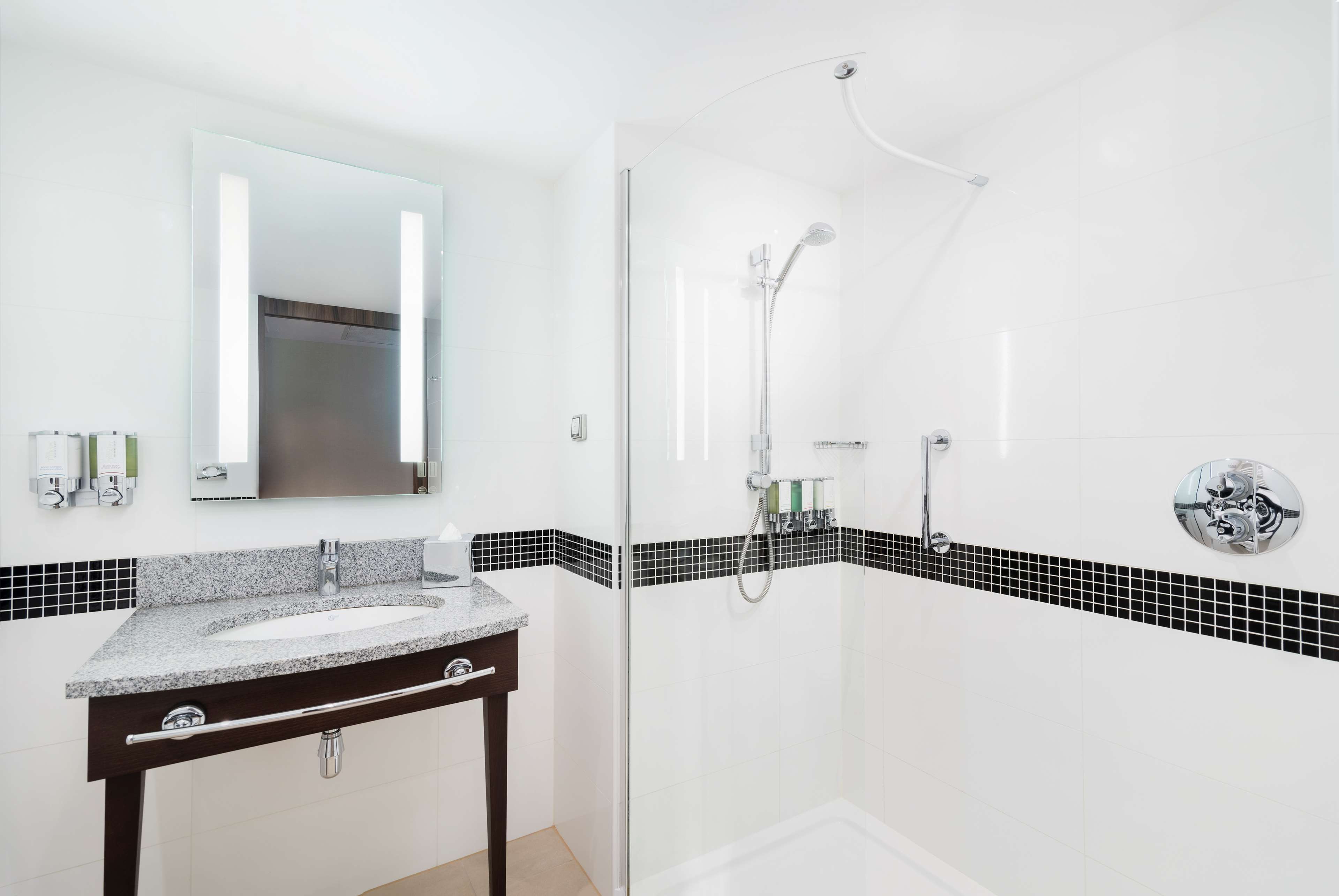 Hampton by Hilton Krakow Room Type - Queen Room