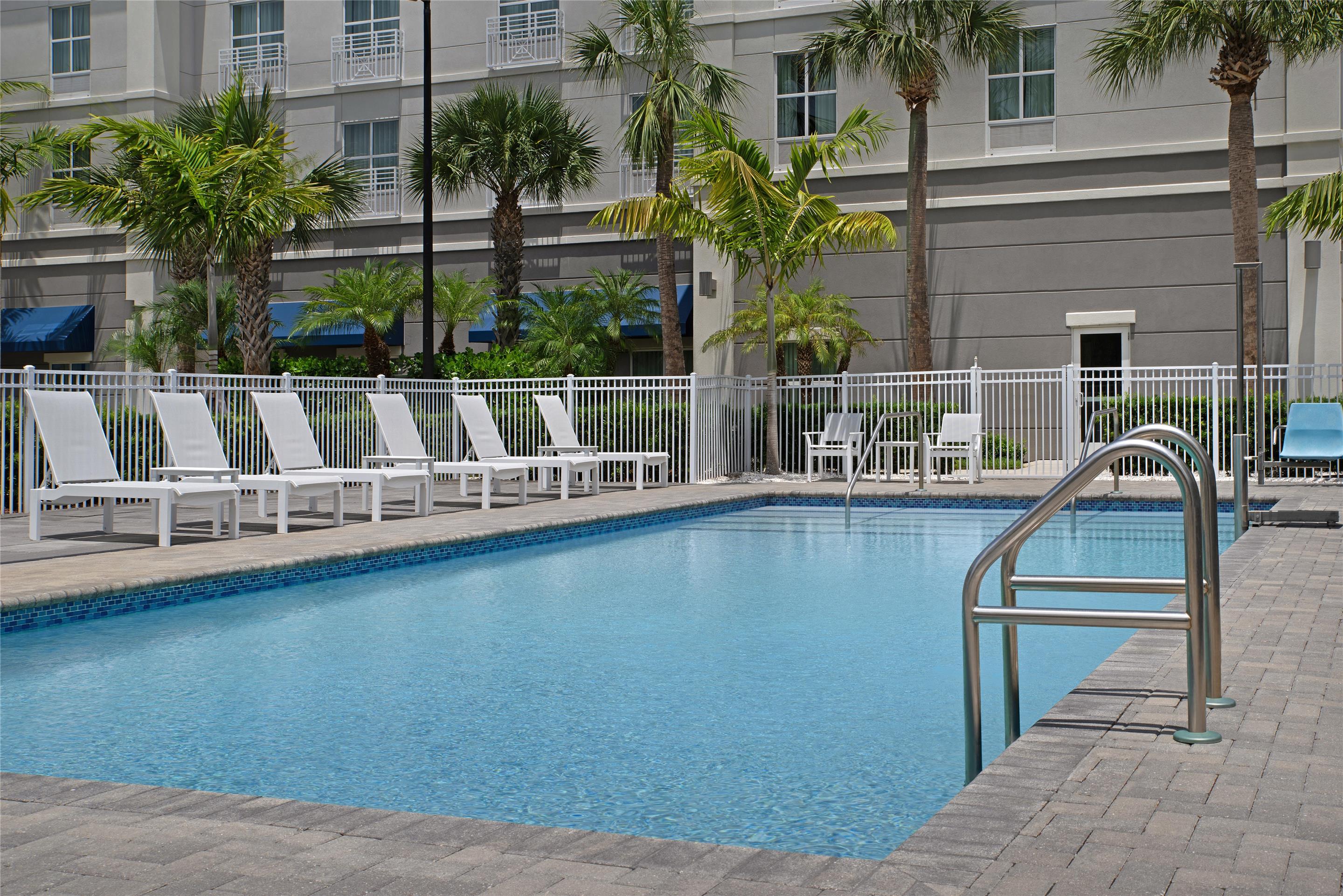 Pool | Hampton Inn & Suites Vero Beach Downtown