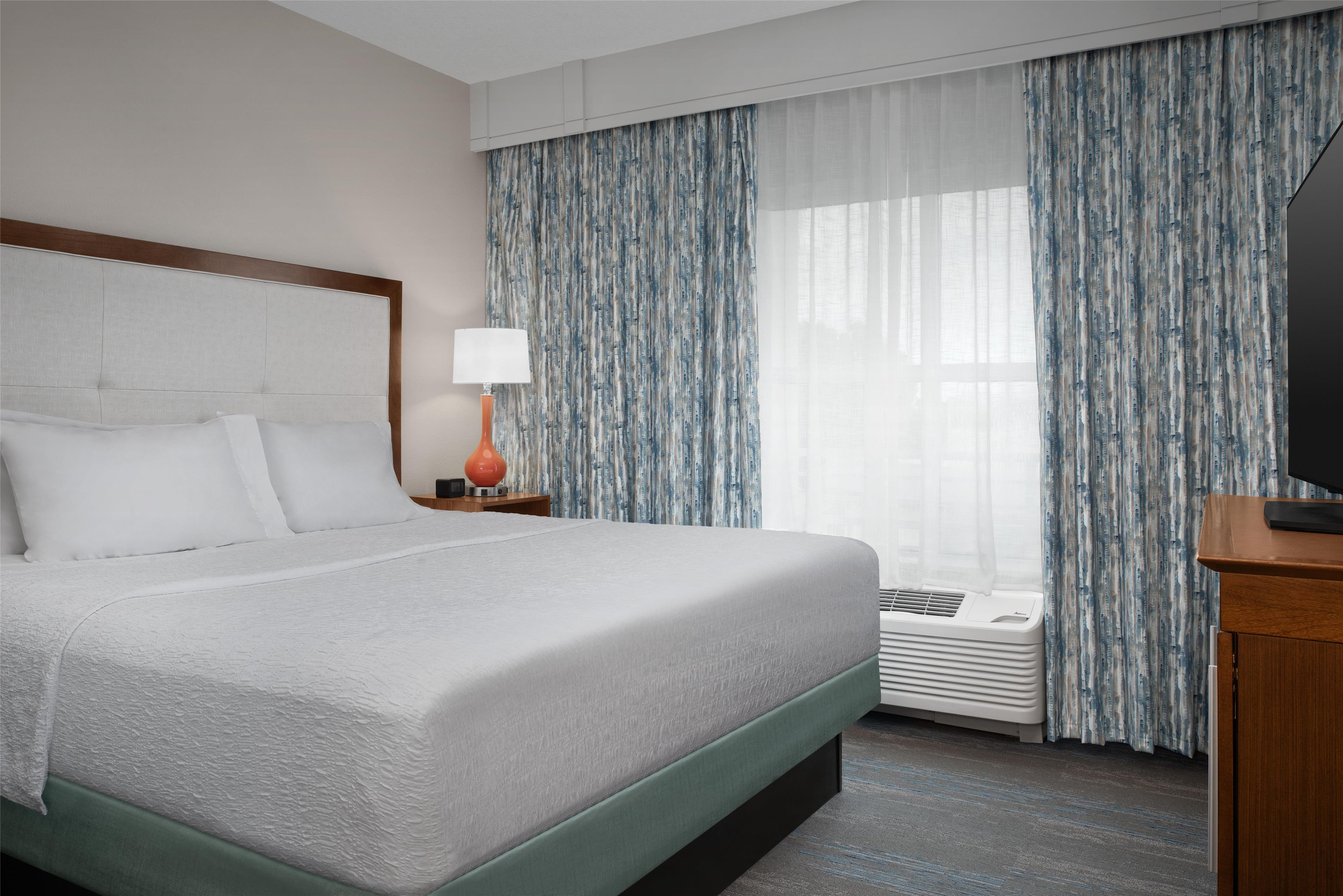 Hampton Inn & Suites Vero Beach-Downtown, FL Room Type - 1KNG STE MIC/FRIDG/WTBR NS