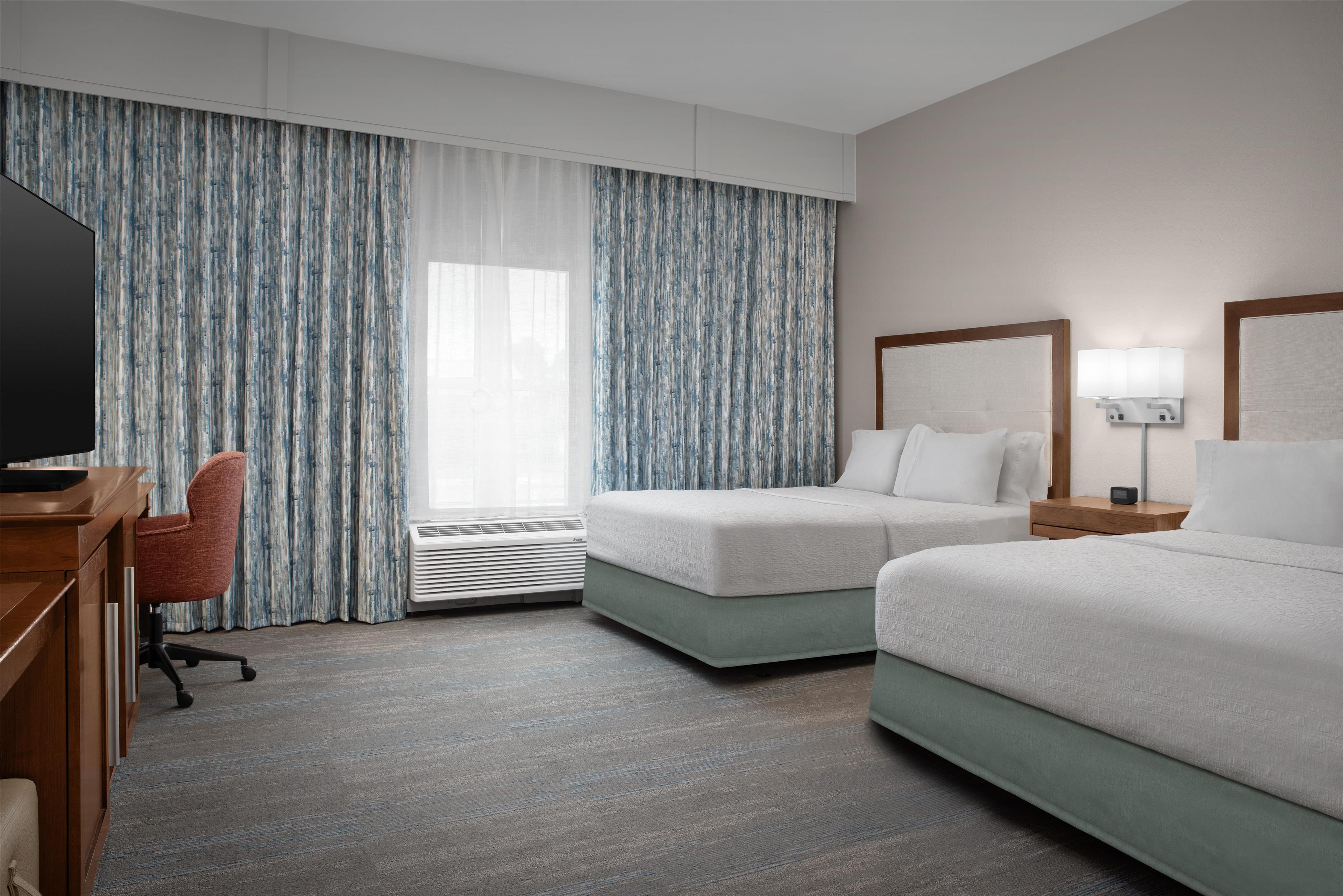 Hampton Inn & Suites Vero Beach-Downtown, FL Room Type - 2QN MOB/HEARING ACC TUB NS