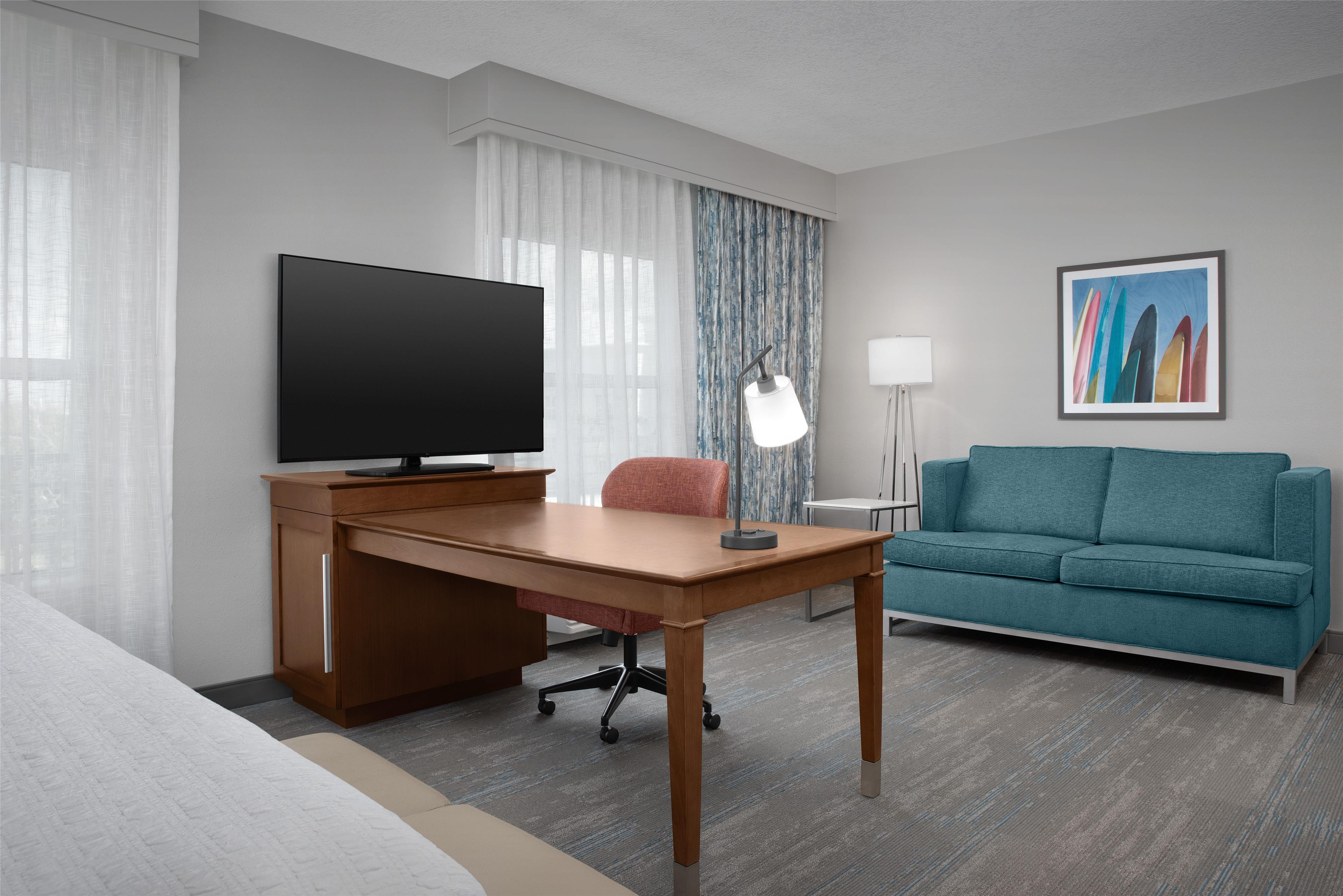 Hampton Inn & Suites Vero Beach-Downtown, FL Room Type - 1KN STDO MIC/FRIDG/WTBR NS