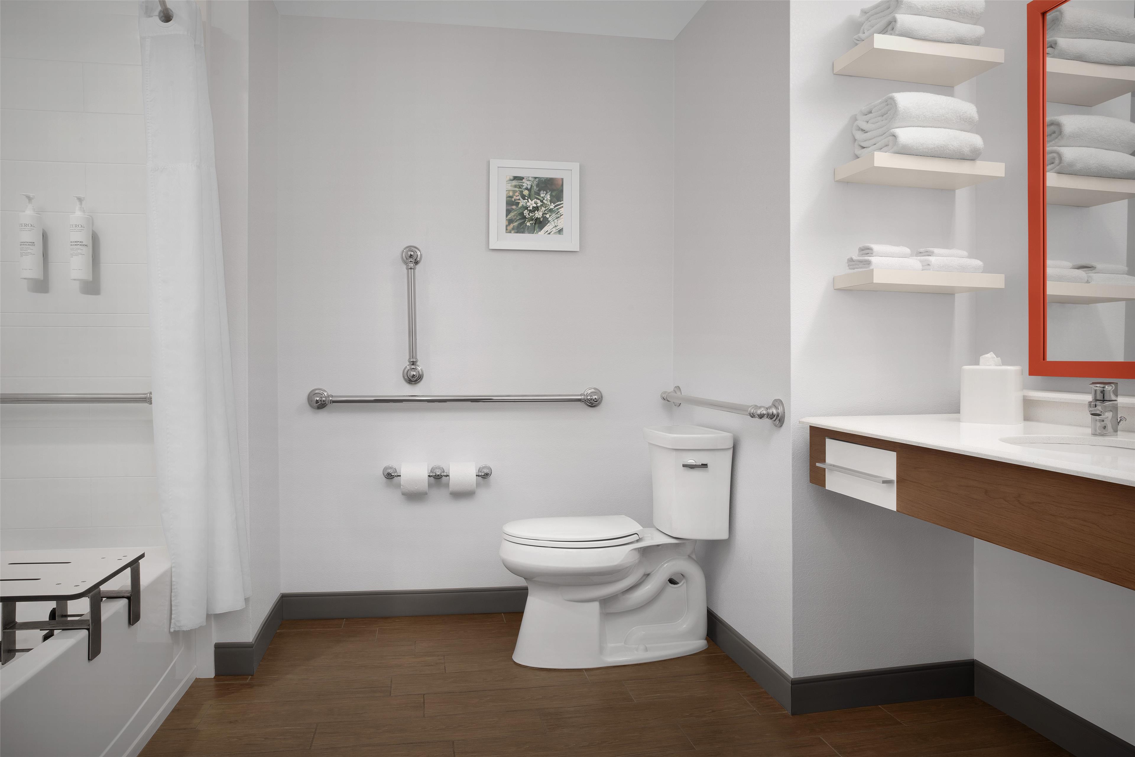 Hampton Inn & Suites Vero Beach-Downtown, FL Room Type - 2QN MOB HEARING ACC TUB NS