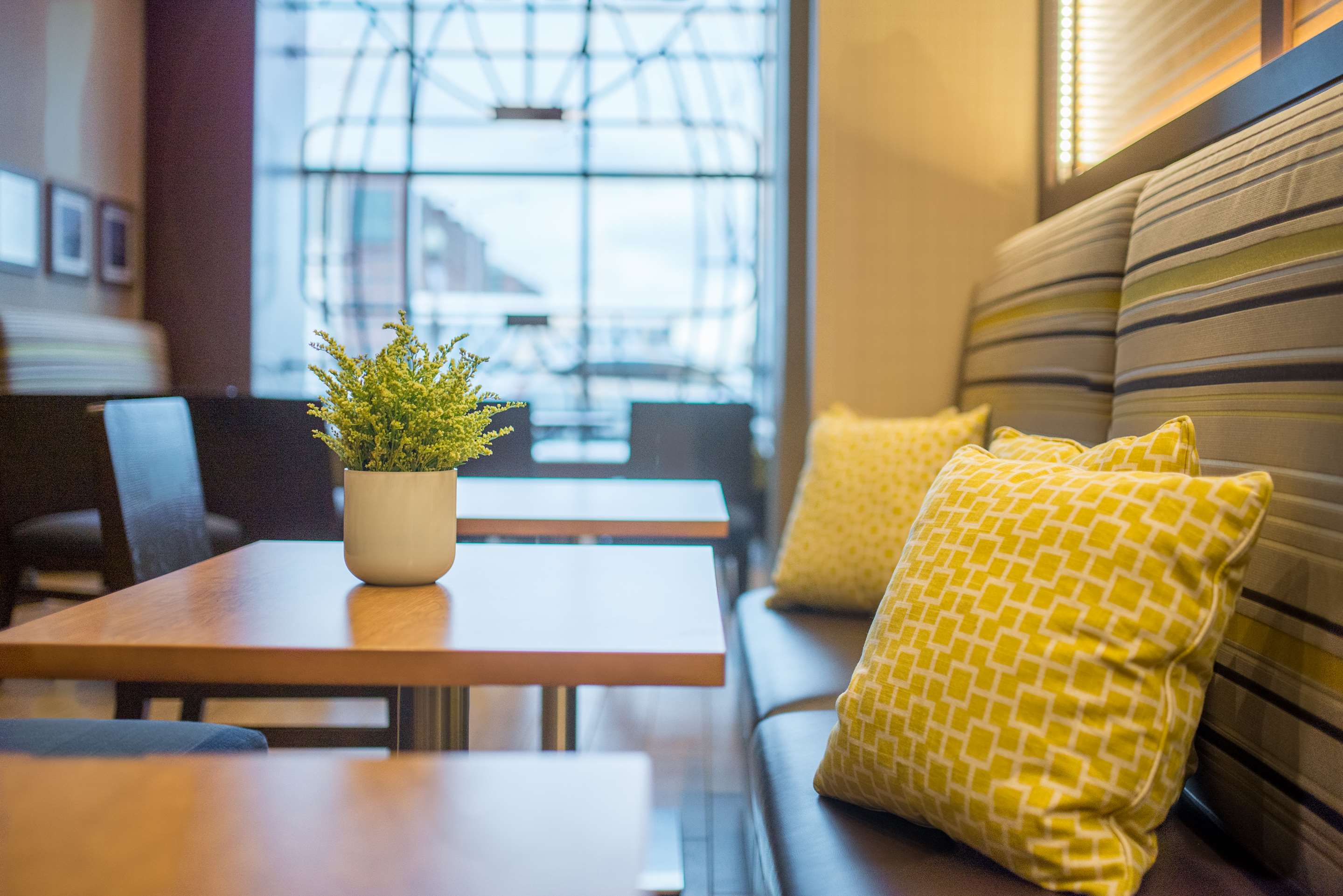 Breakfast Area | Hampton Inn & Suites Washington DC - Navy Yard