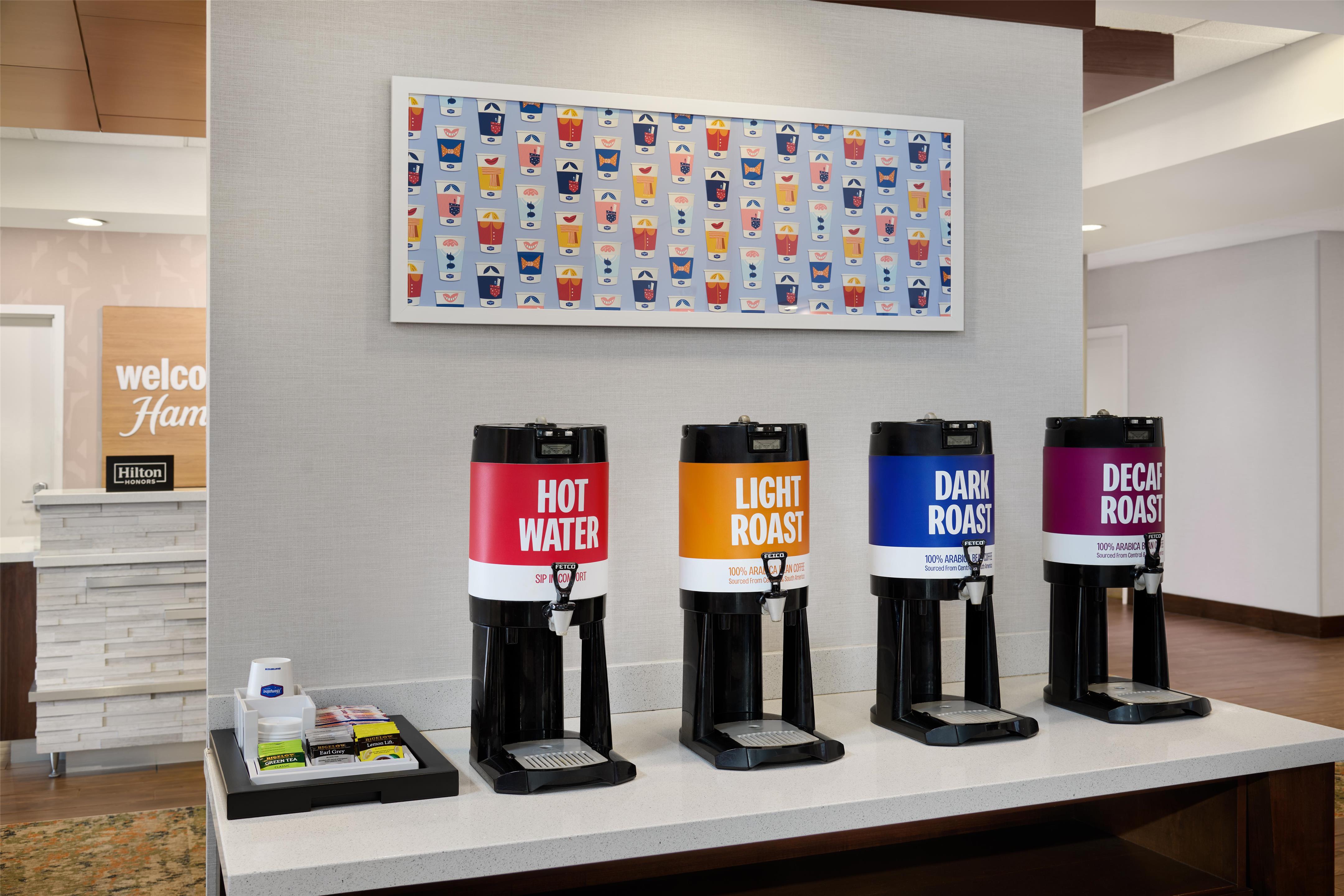 Breakfast Area | Hampton Inn & Suites Detroit/Troy