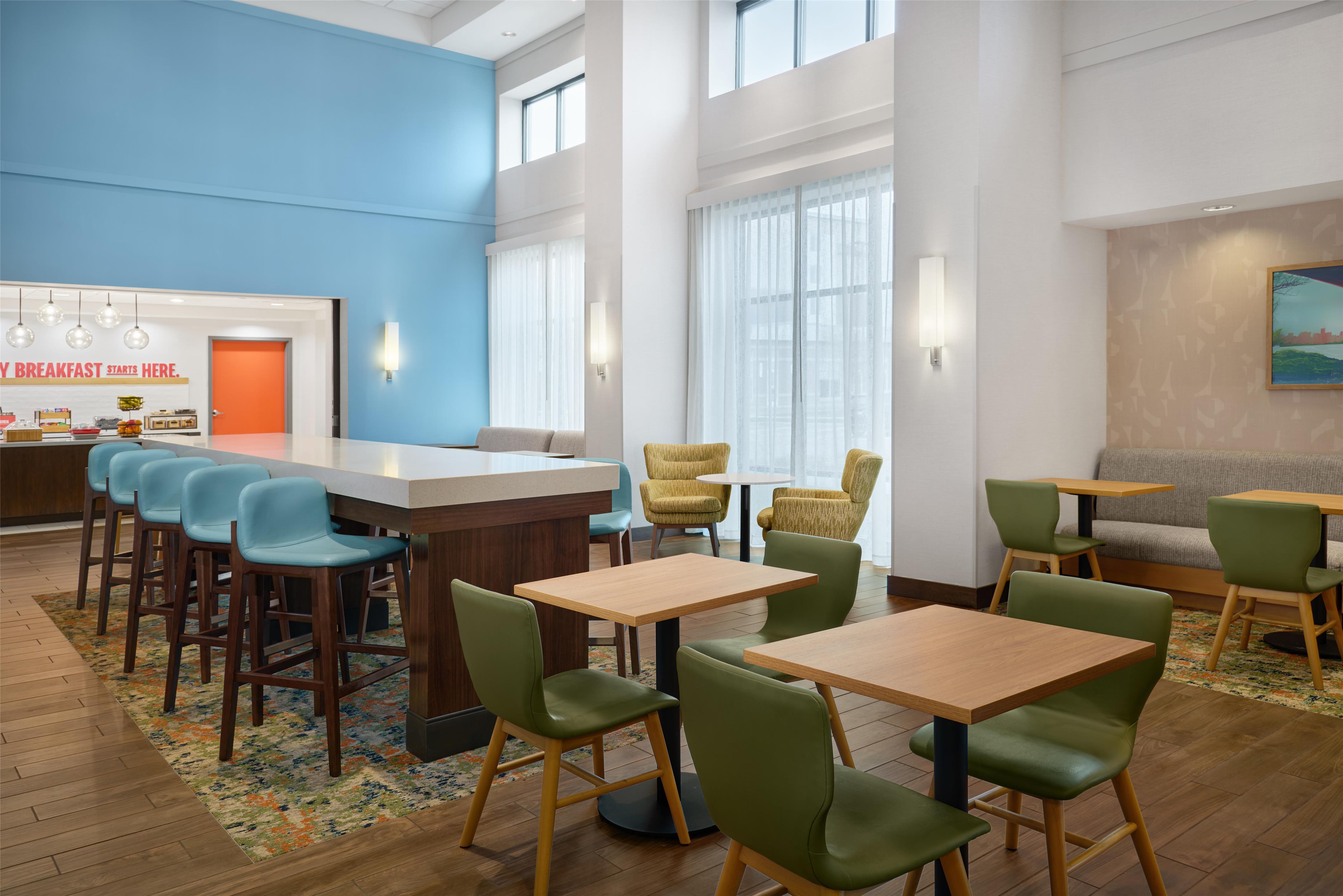 Breakfast Area | Hampton Inn & Suites Detroit/Troy