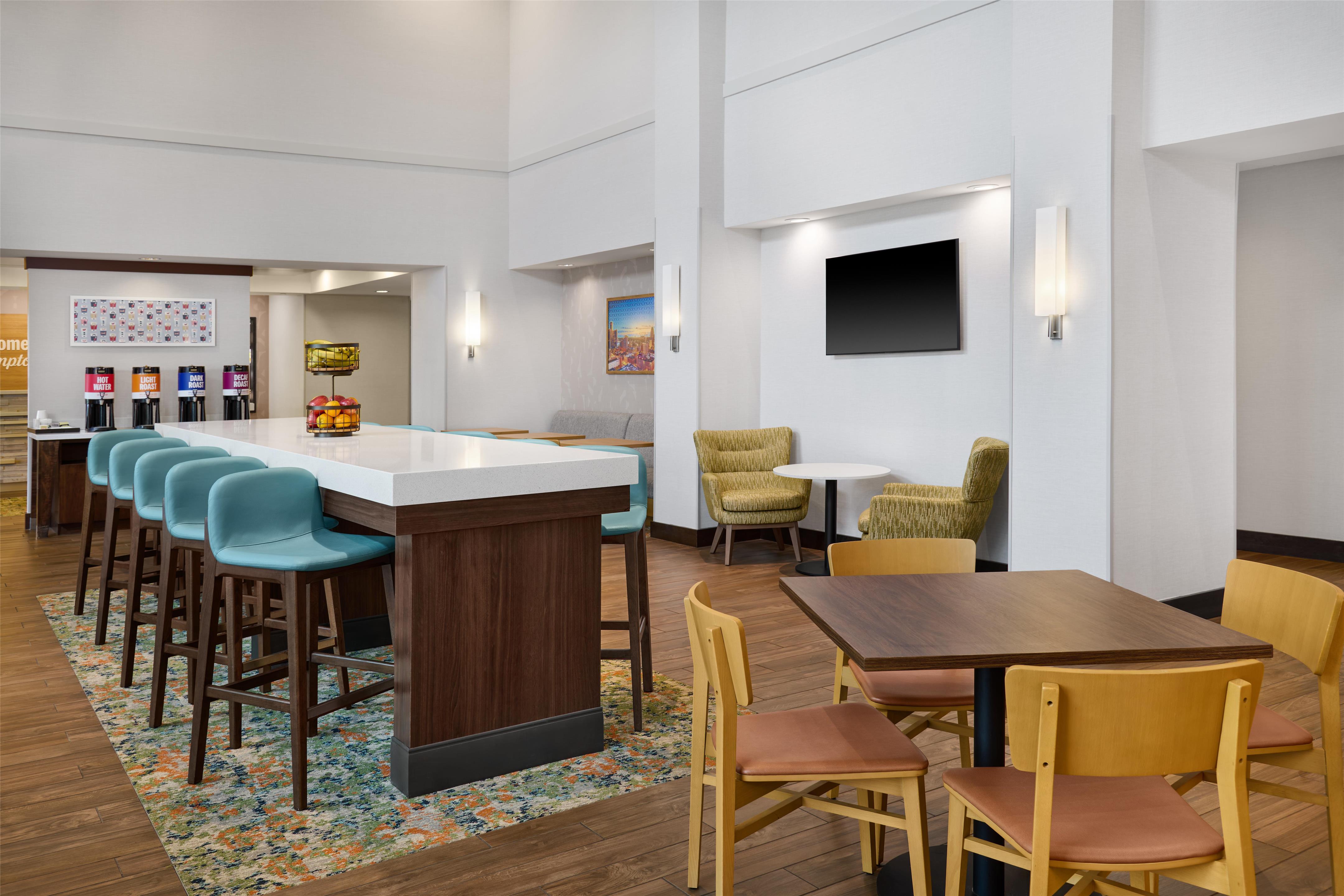 Breakfast Area | Hampton Inn & Suites Detroit/Troy