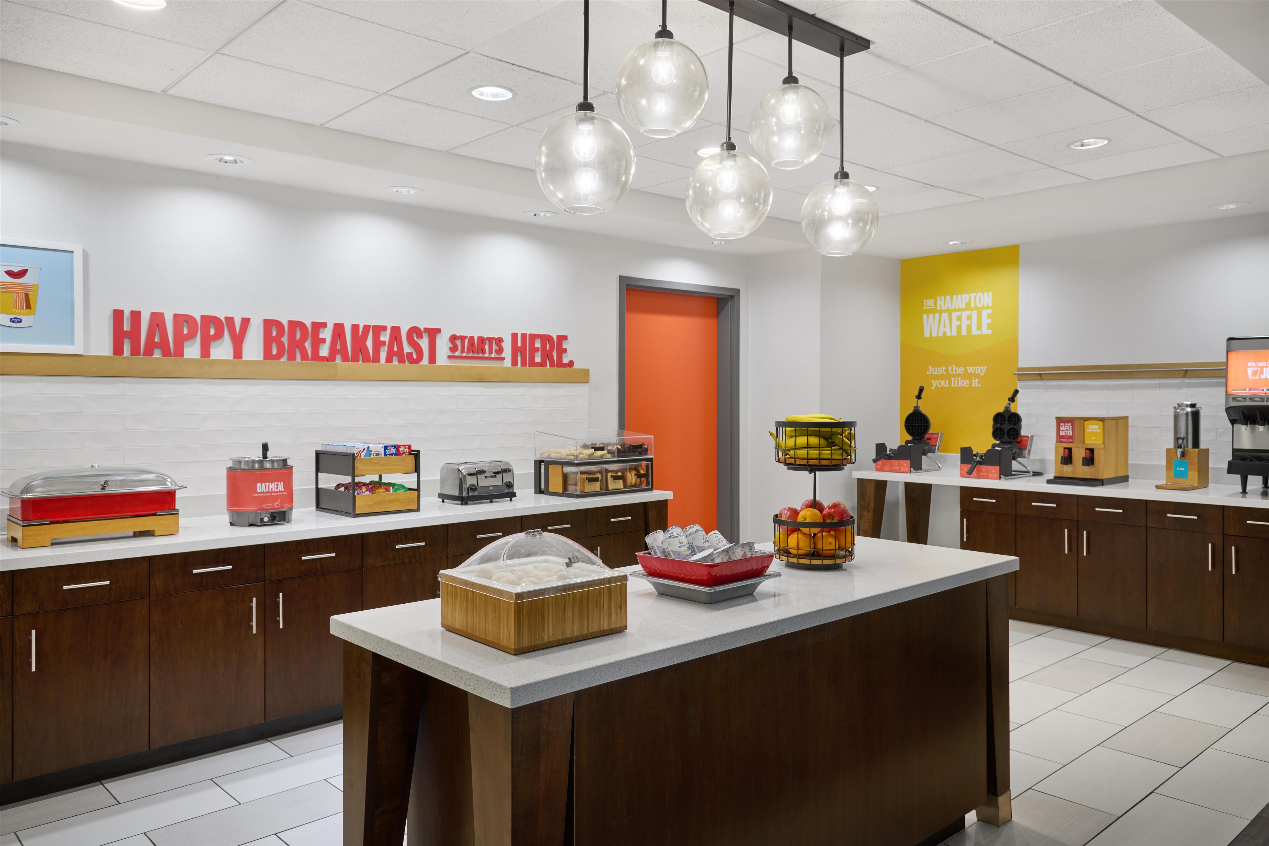 Breakfast Area | Hampton Inn & Suites Detroit/Troy