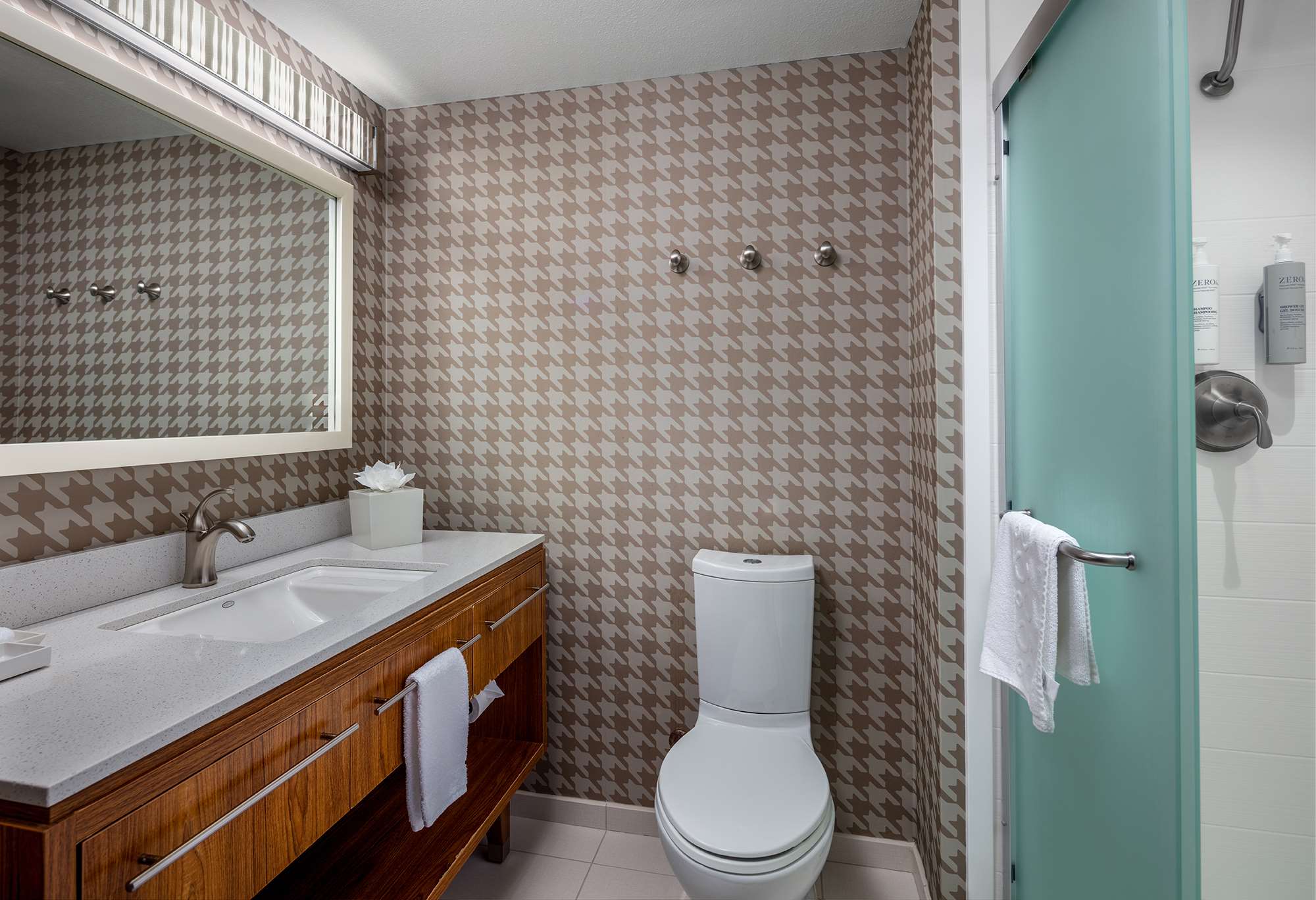 Guest room bath
