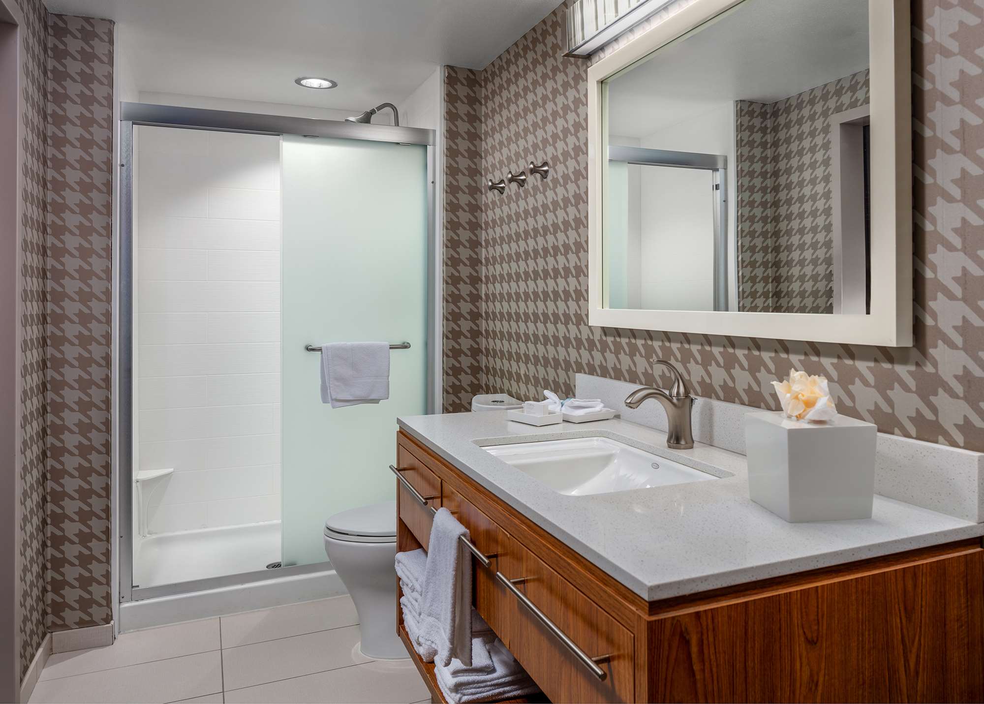 Guest room bath
