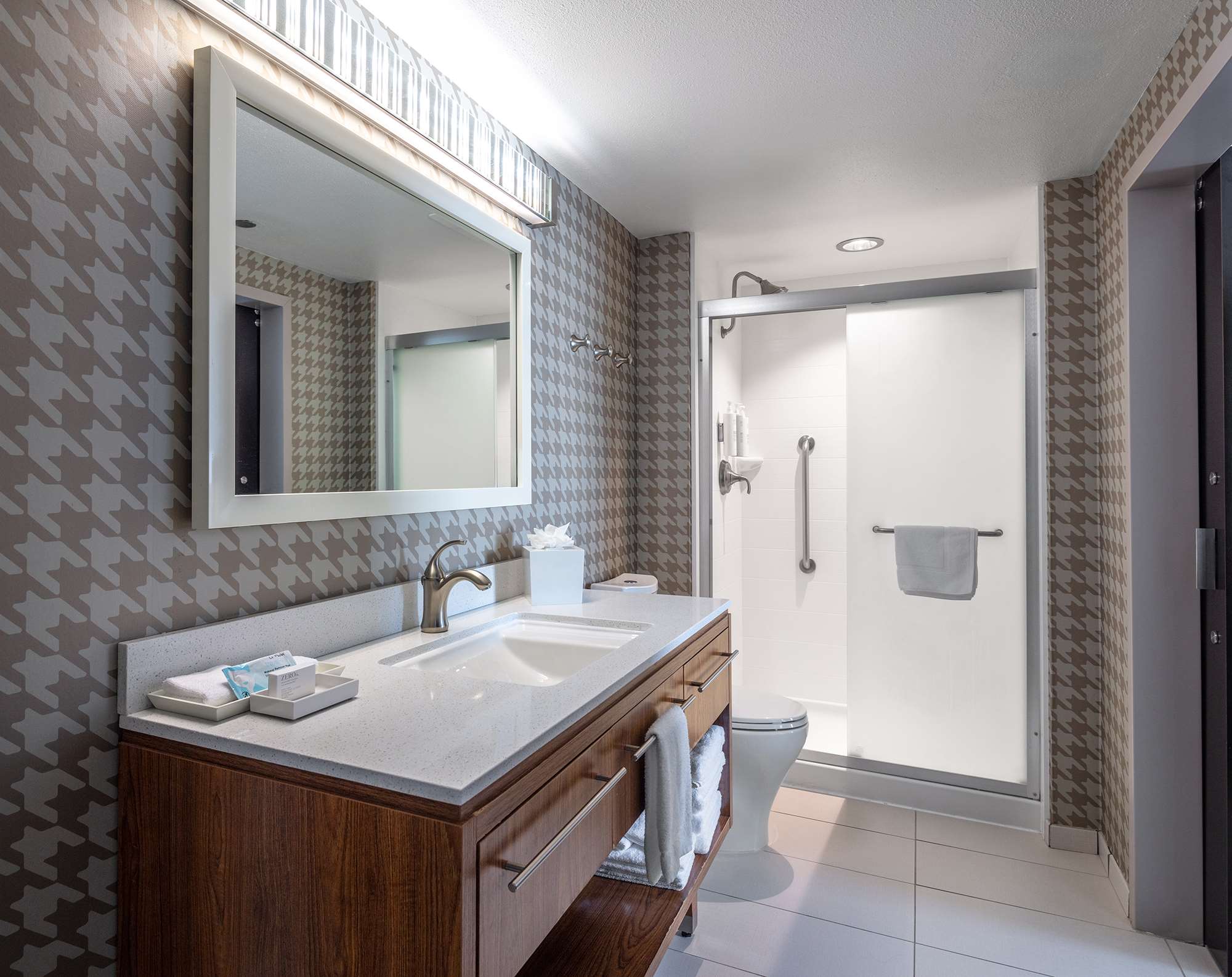 Guest room bath