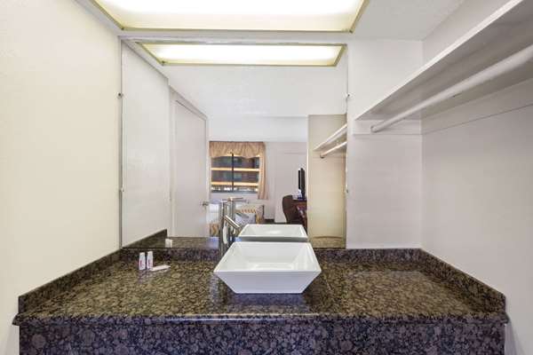  - Travelodge Reno - I-80, Exit 13