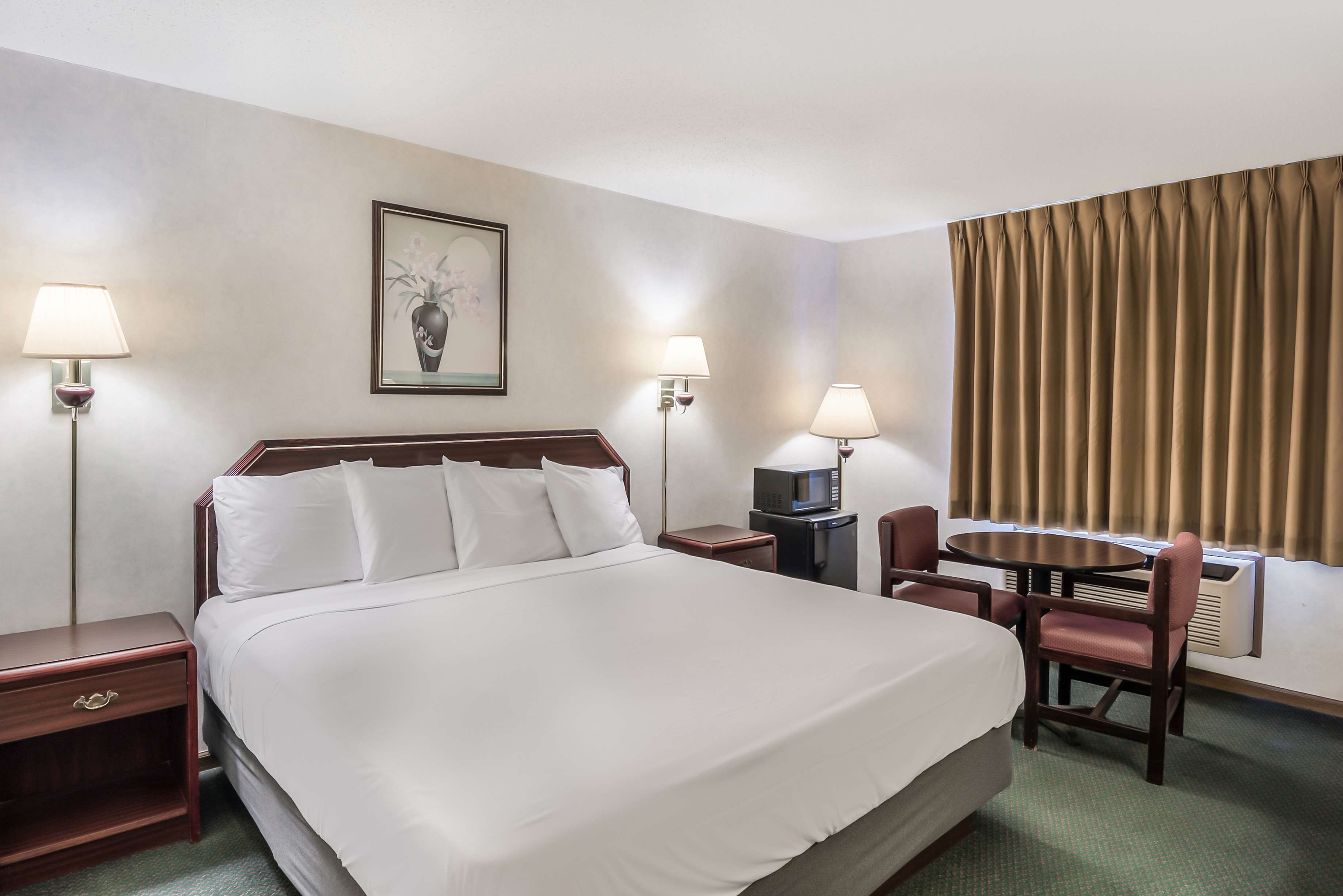 1 King Bed Non-Smoking image