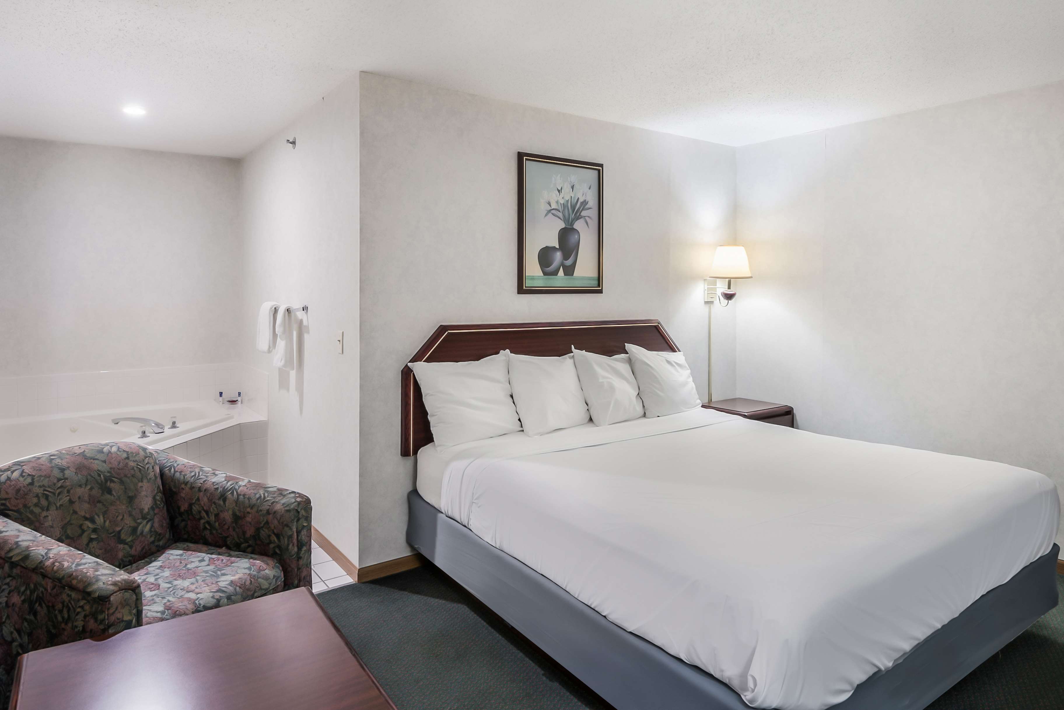 1 King Bed Jetted Tub Non-Smoking image