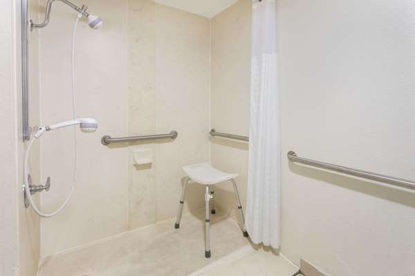  - Baymont Inn & Suites North Orangeburg - I-26, Exit 145