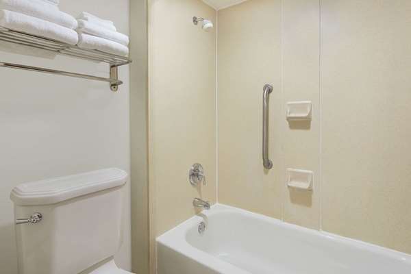  - Baymont Inn & Suites North Orangeburg - I-26, Exit 145