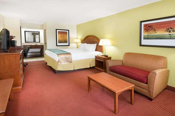  - Baymont Inn & Suites North Orangeburg - I-26, Exit 145