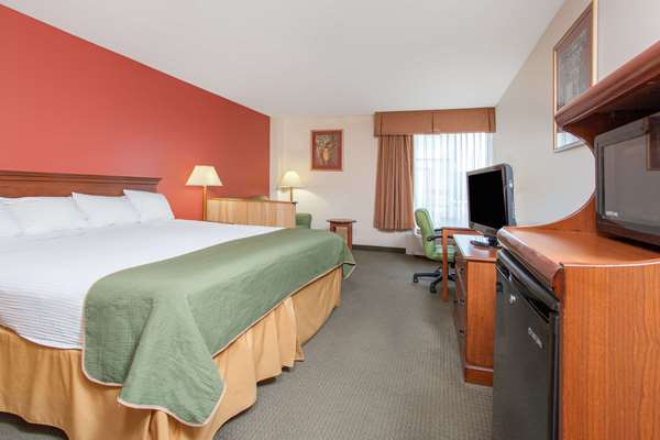 Suite - Days Inn & Suites Mt Pleasant