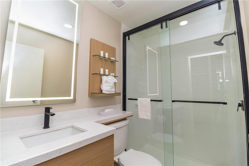 RAMADA DAVENPORT ORLANDO SOUTH-guestroom-Guest Room,Bathroom,On-Site.jpg
