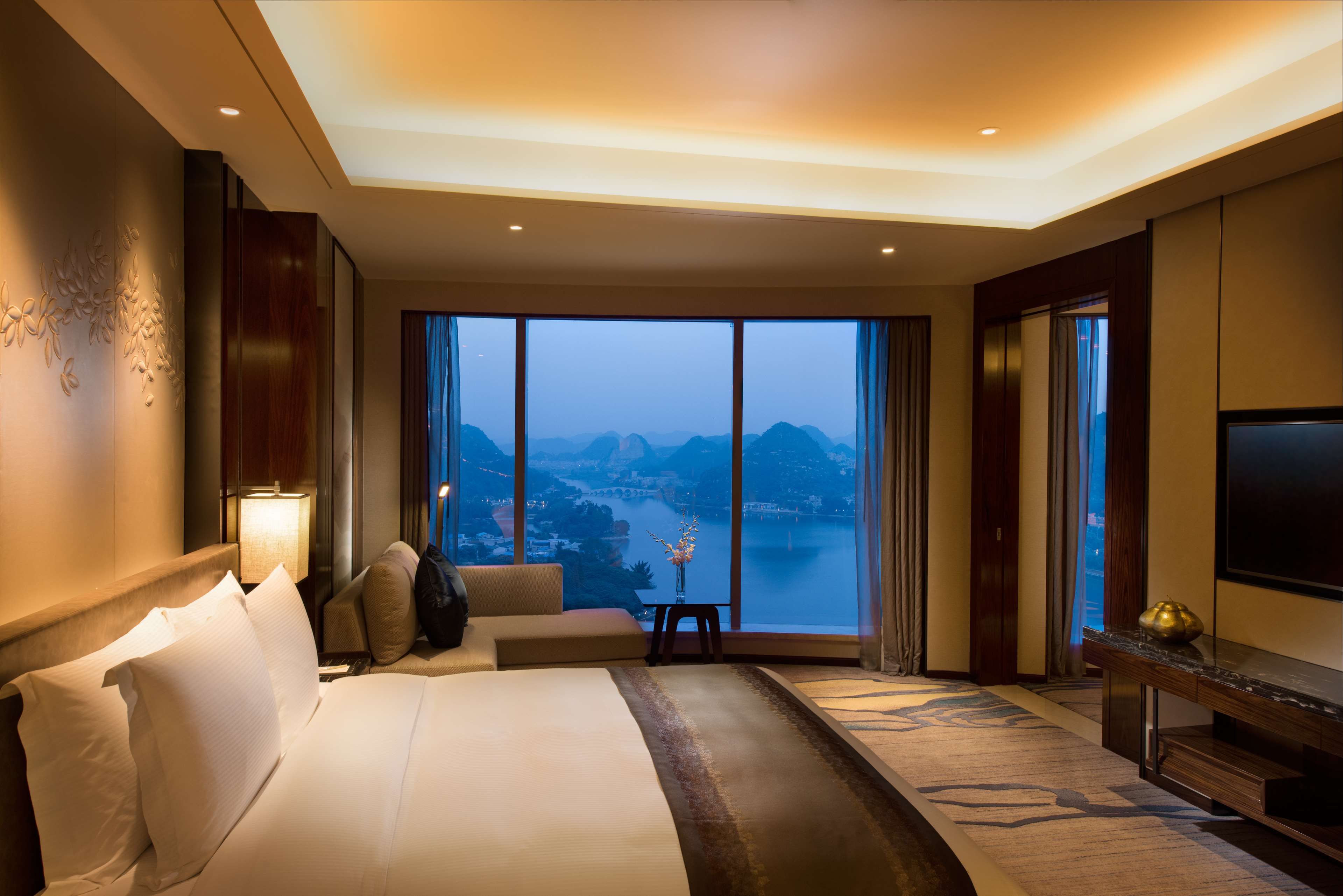 DoubleTree by Hilton Hotel Anshun Room Type - KING DELUXE ONE BEDROOMSTE