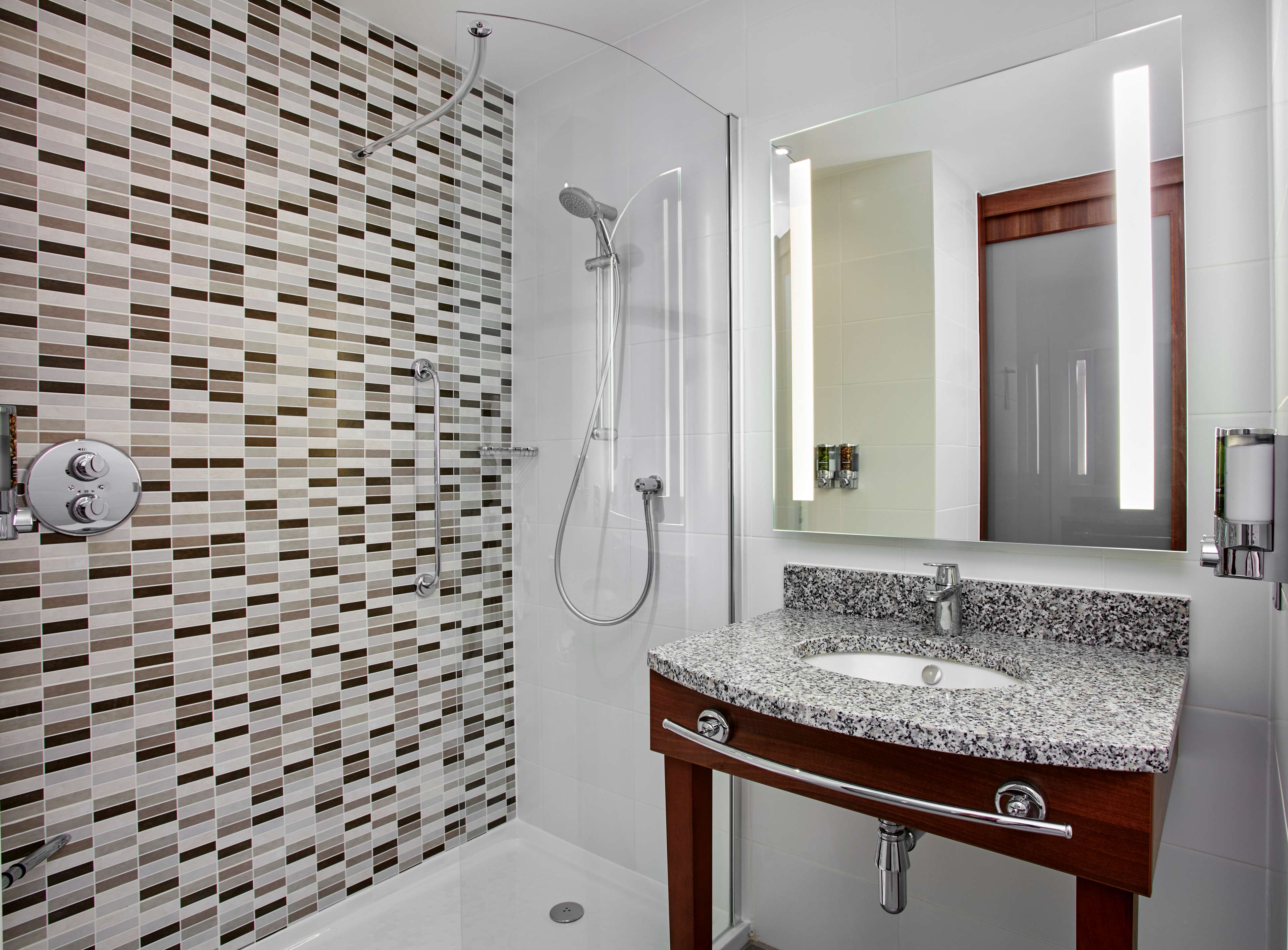 Hampton By Hilton Bristol City Center Room Type - QUEEN ROOM NON SMOKING