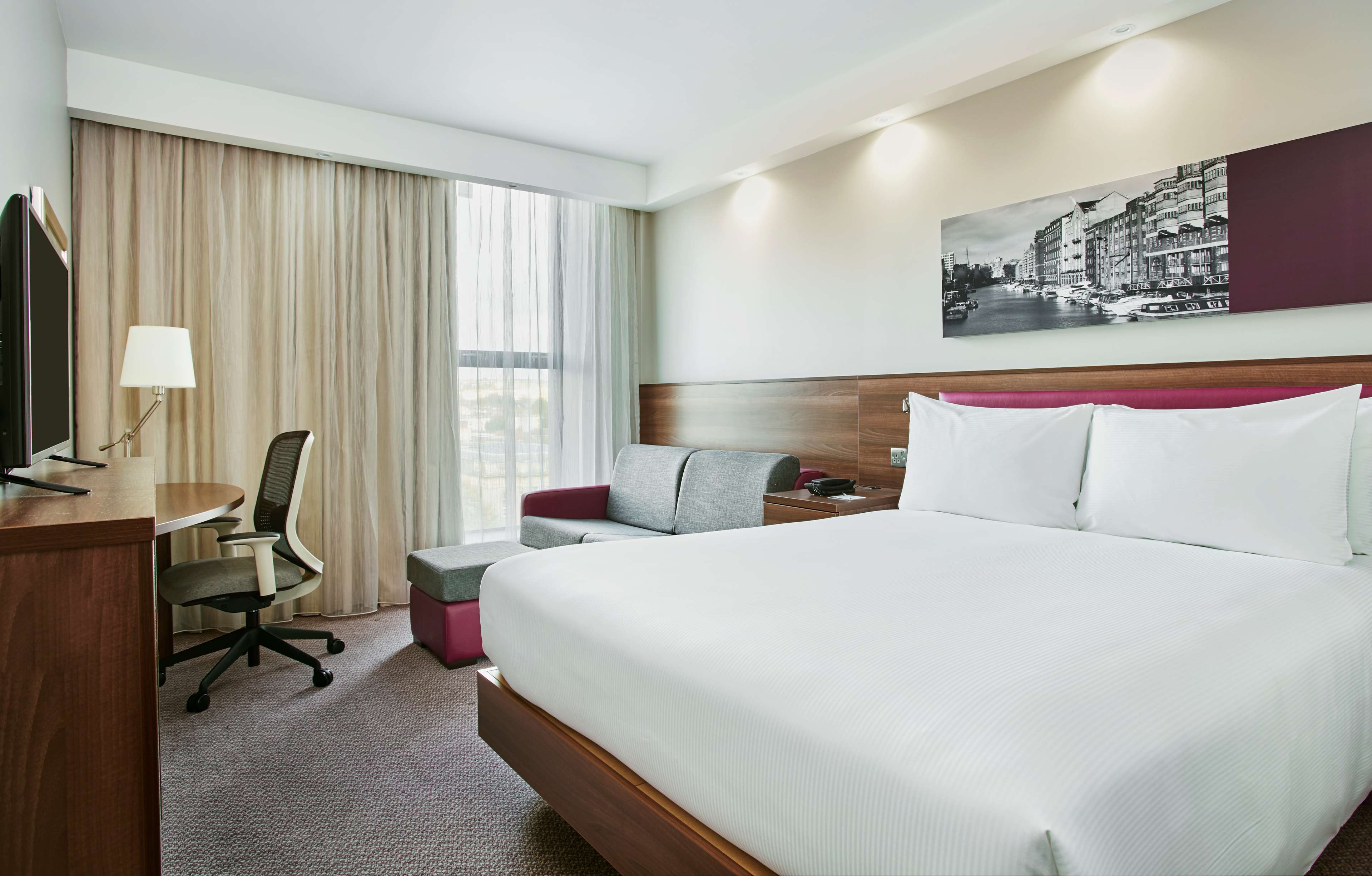 Hampton By Hilton Bristol City Center Room Type - QUEEN ROOM W/ SOFA BED NS