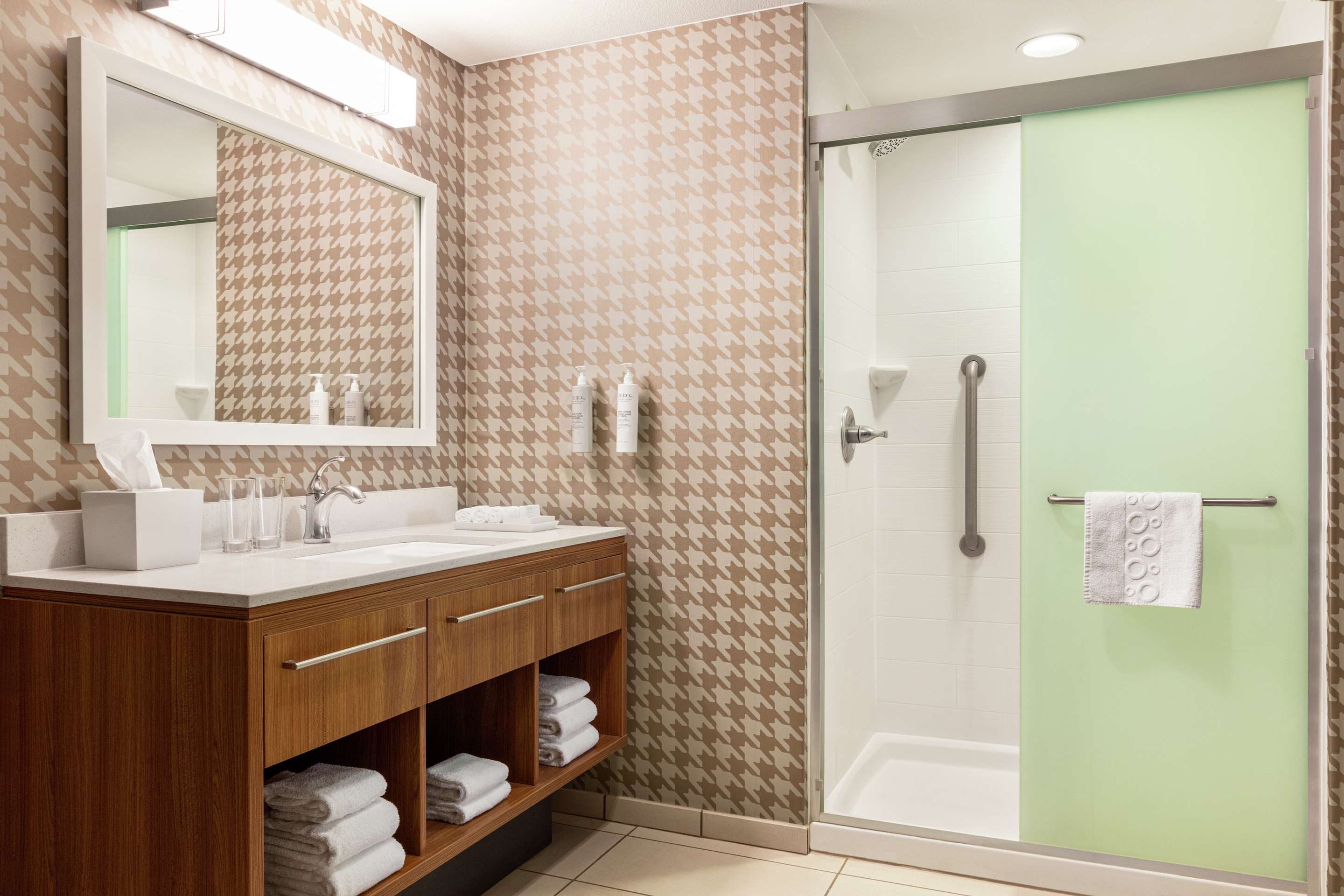 Guest room bath