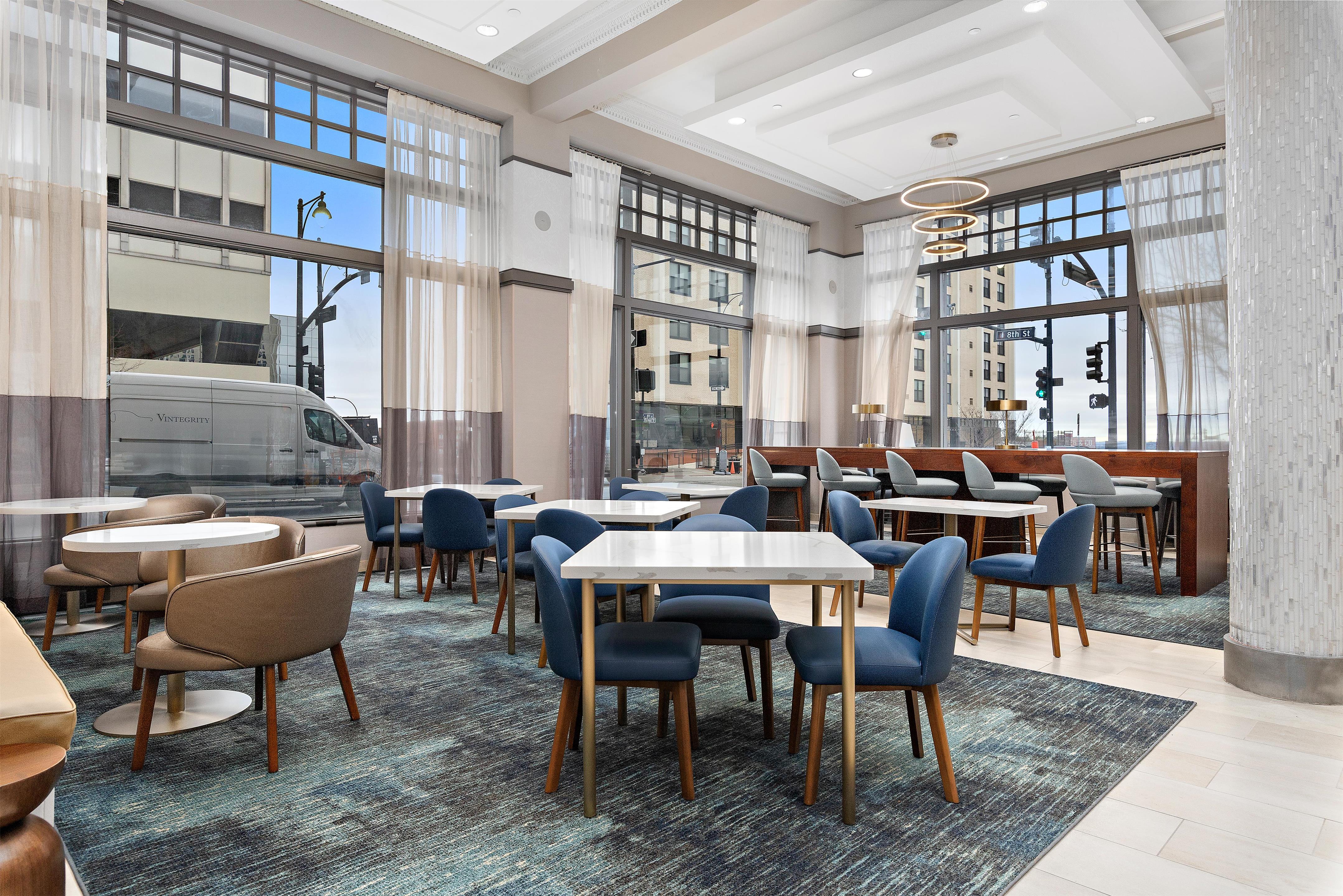 Breakfast Area | Hampton Inn Kansas City/Downtown Financial District