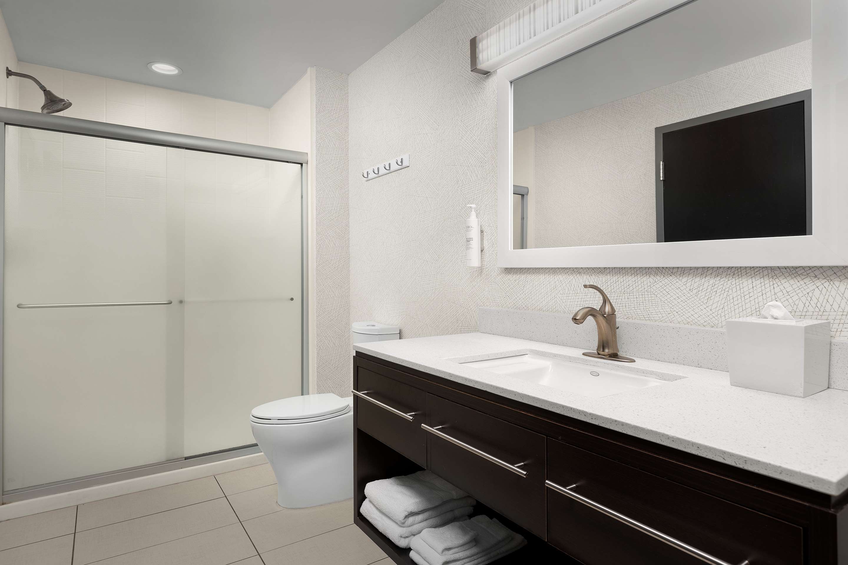 Guest room bath